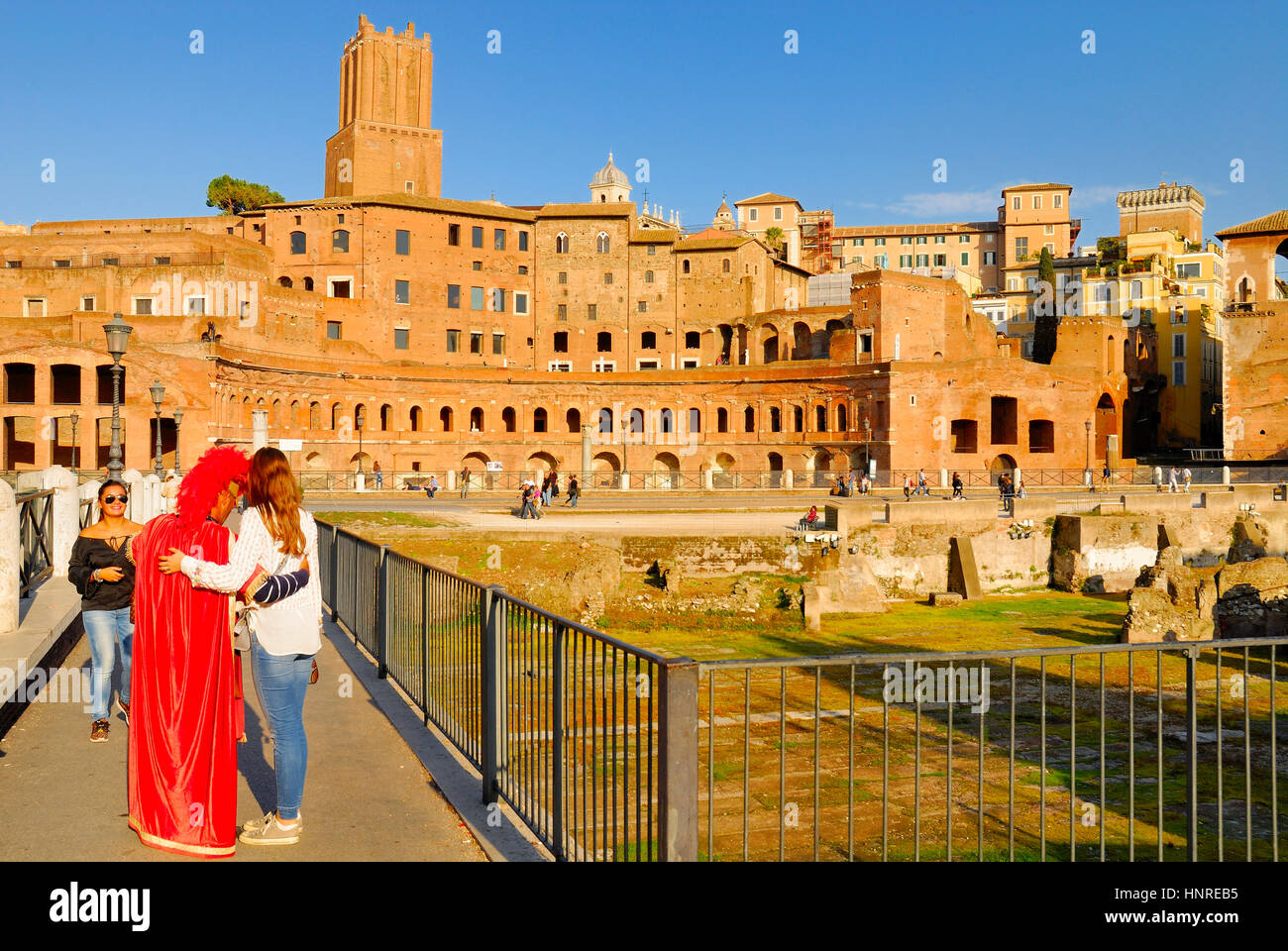 EIN MANN VERKLEIDET VON RÖMISCHEN ZENTURIO FÜHRT AUF ZAHLUNG FÜR TOURISTEN, FORUM ROMANUM, ROM, ITALIEN. Stockfoto