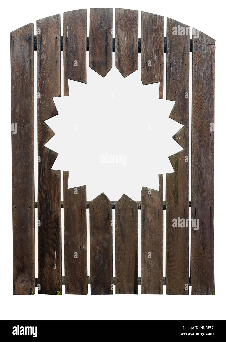 Hölzerne Gartentor mit Sonne Design Ausschnitt. Isoliert. Vertikale. Stockfoto