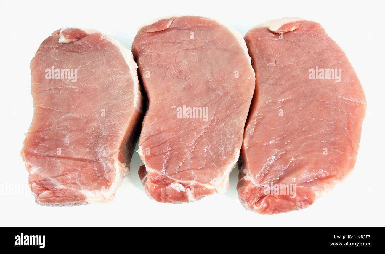 Drei mittlere geschnittene Schweinekoteletts. Isoliert. Stockfoto