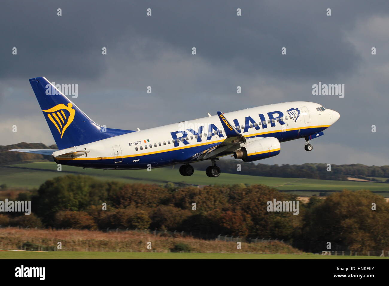 EI-SEV, einer Boeing 737-73S(WL) betrieben von Ryanair, während des Trainings am Flughafen Prestwick, Ayrshire, Schottland. Stockfoto