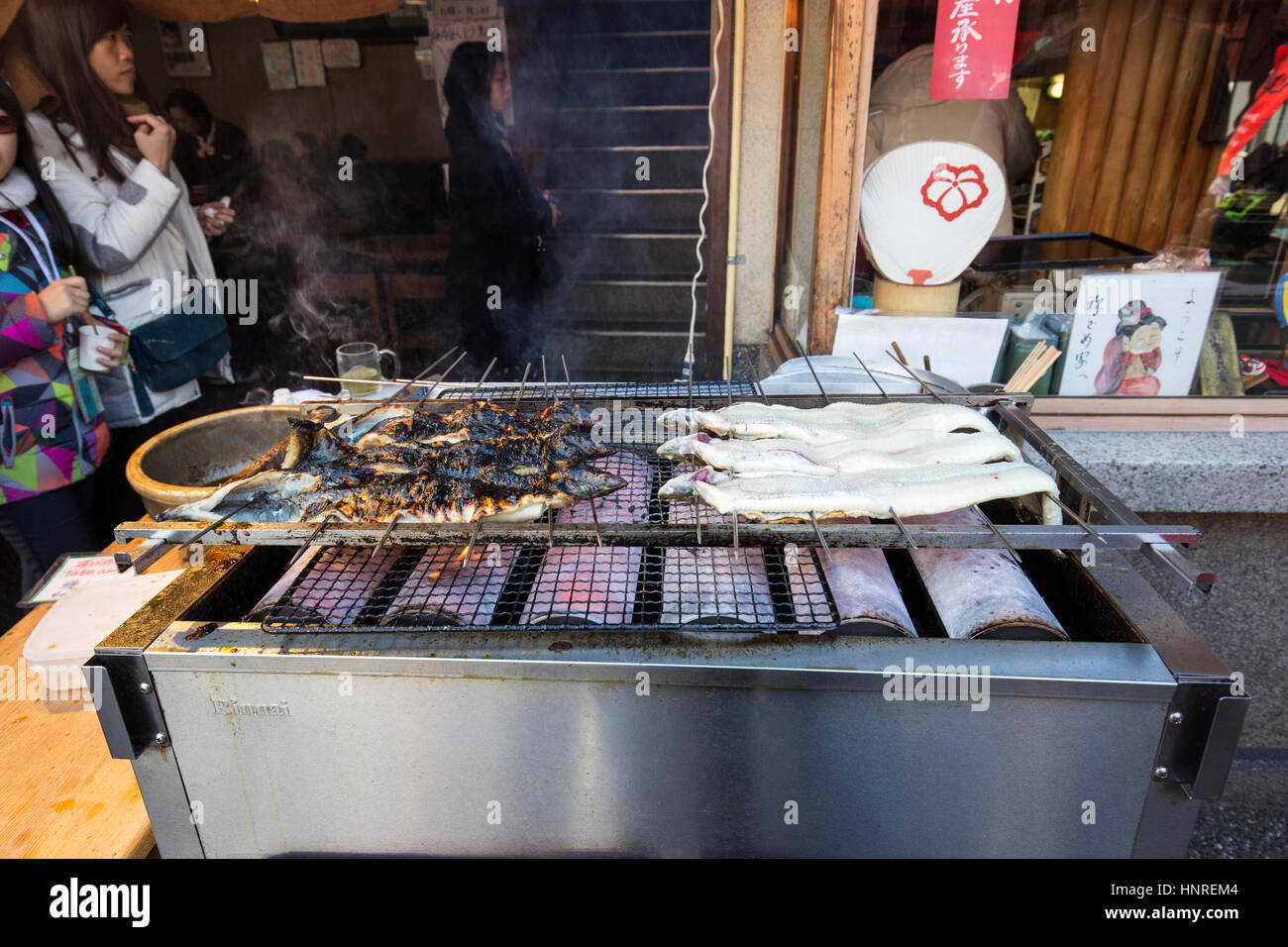 Fushimi-Ku, Kyoto, Japan. Steet Essen. Foto aufgenommen in der Nähe von Fushimi Inari Schrein Stockfoto