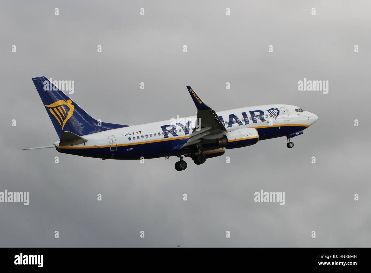 EI-SEV, einer Boeing 737-73S(WL) betrieben von Ryanair, während des Trainings am Flughafen Prestwick, Ayrshire, Schottland. Stockfoto