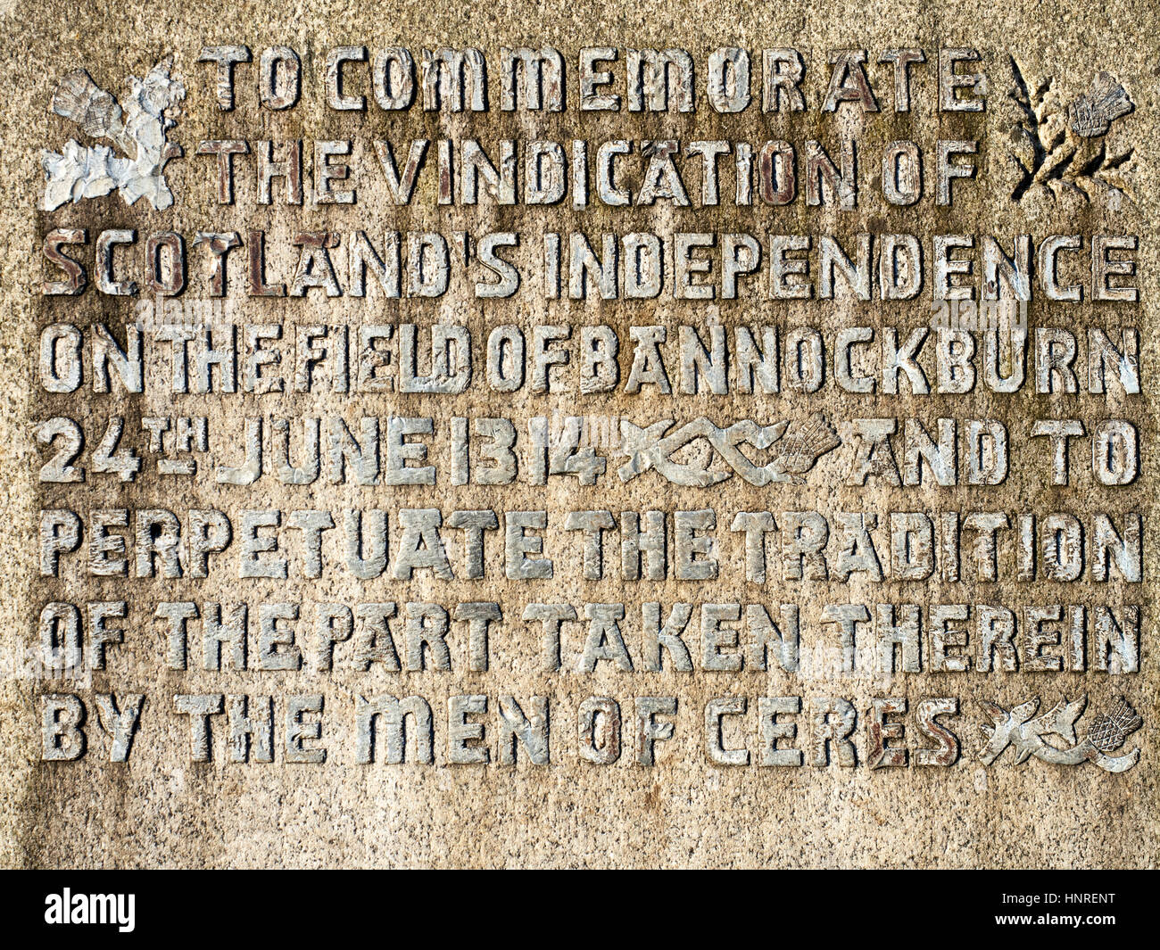 Inschrift auf dem Sockel des Denkmals für die Schlacht von Bannockburn 1314, errichtet im Jahre 1914 bei Ceres Fife Schottland Stockfoto