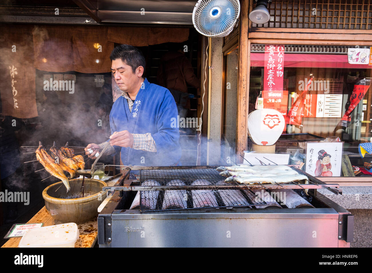 Fushimi-Ku, Kyoto, Japan. Steet Essen. Foto aufgenommen in der Nähe von Fushimi Inari Schrein Stockfoto
