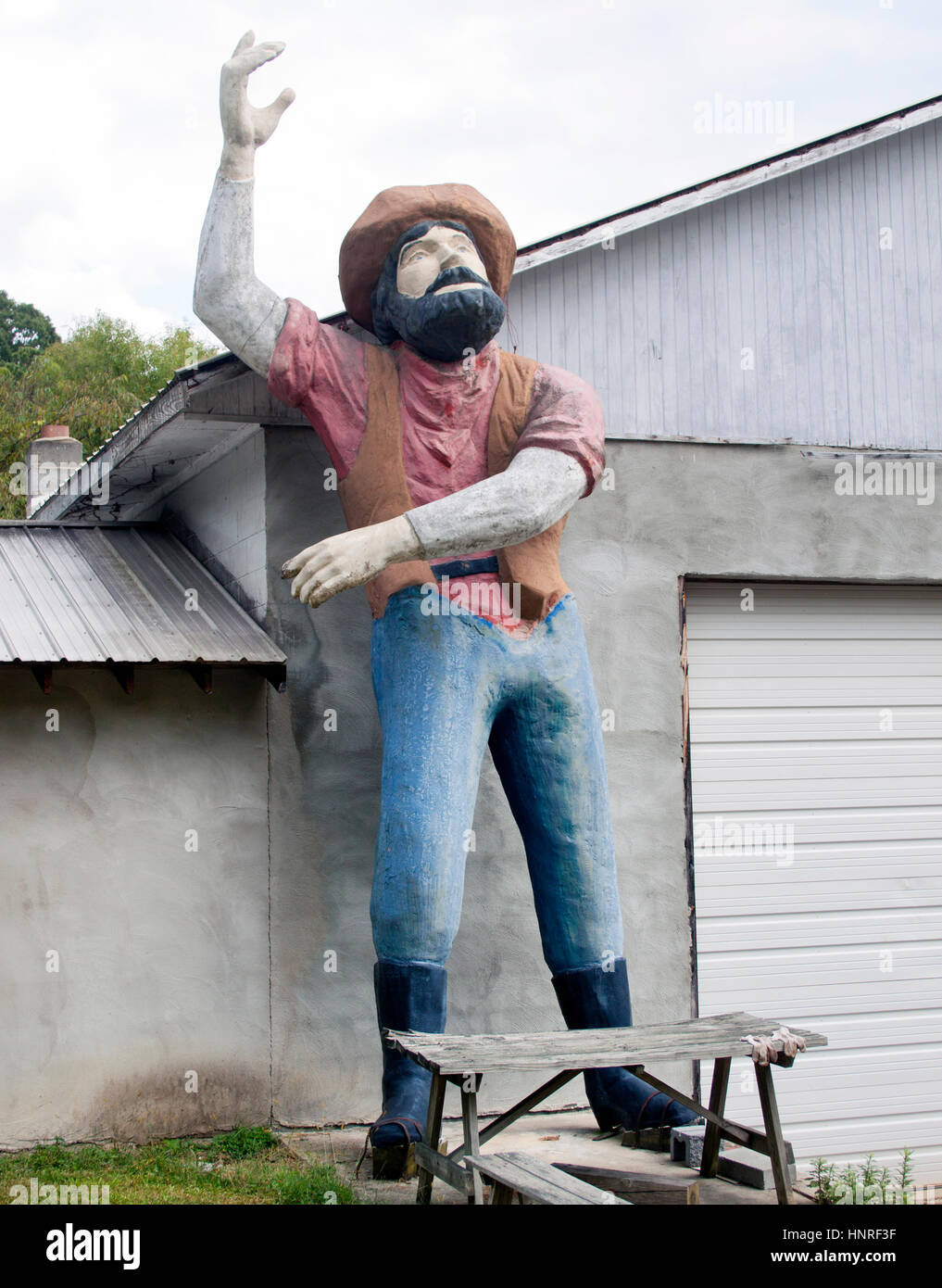 Die Statue des Pioneer man steht hoch auf einer Farm in Edneyville, North Carolina, und ehrt den Geist der frühen Siedler und das Erbe der Berge. Stockfoto