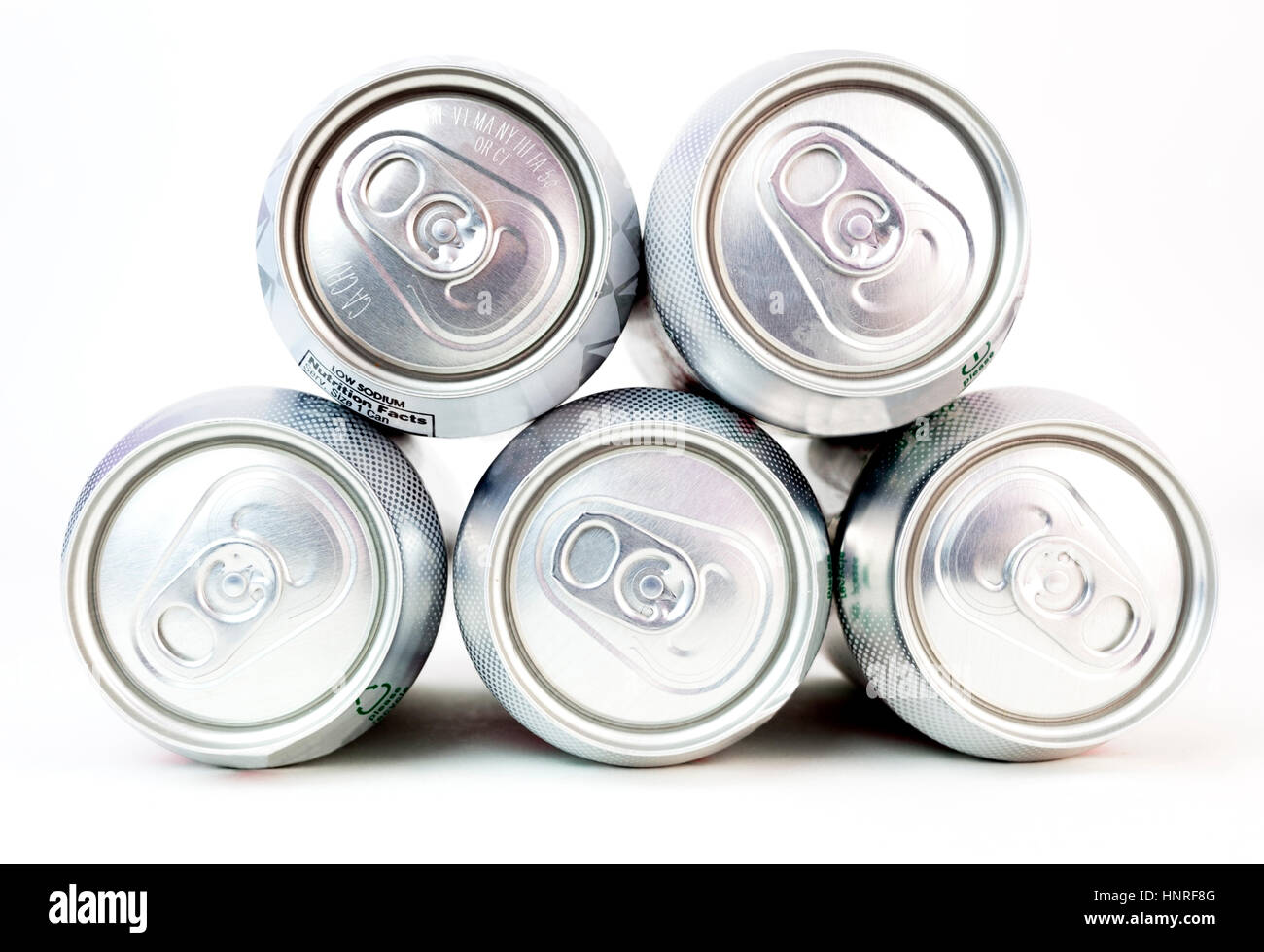 Frontansicht der Spitzen der Getränkedosen aus Aluminium mit Pull Tab Tops. Stockfoto
