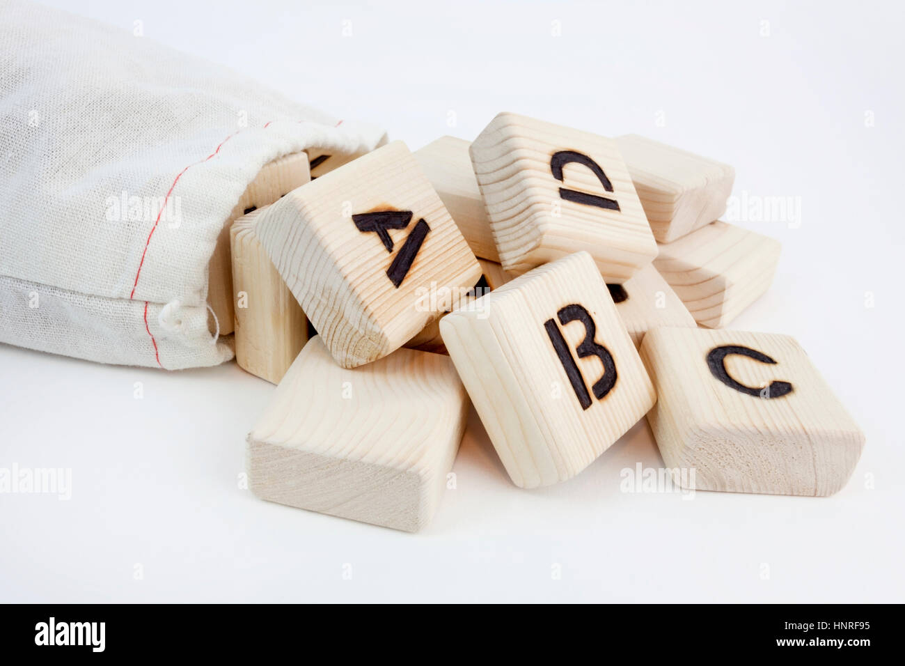 Holz verbrannt Alphabet Blocks vom einfachen Stofftasche mit Buchstaben A-B-C-D zeigen. Stockfoto