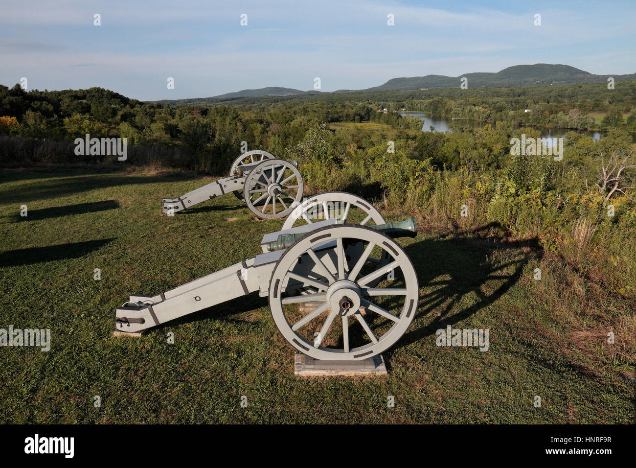 Artillerie an der großen Schanze (mit Blick auf den Hudson River), Saratoga National Historical Park, Stillwater, New York, United States. Stockfoto