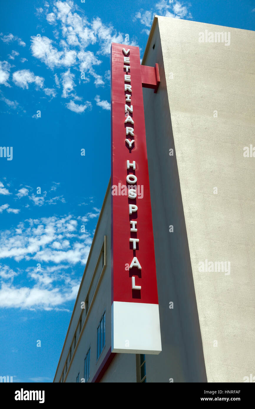 Tierklinik Zeichen und Gebäude gegen blauen Himmel. Vertikale. Stockfoto