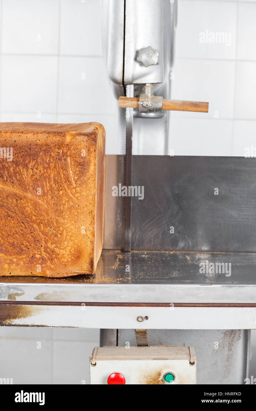 Brot auf Schneidemaschine in Bäckerei Stockfoto