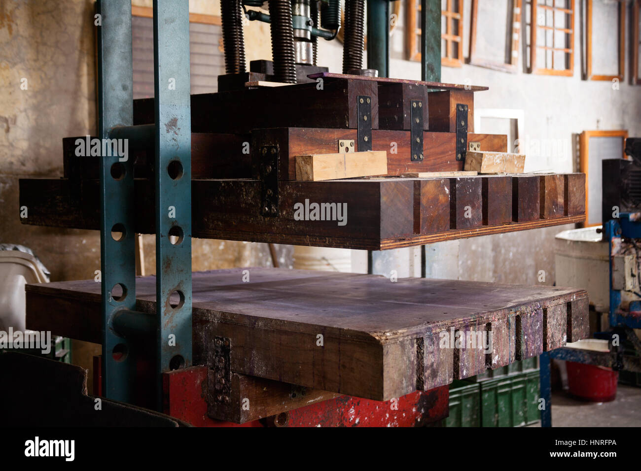 Holz- Papier drücken Sie die Maschine in der Fabrik Stockfoto