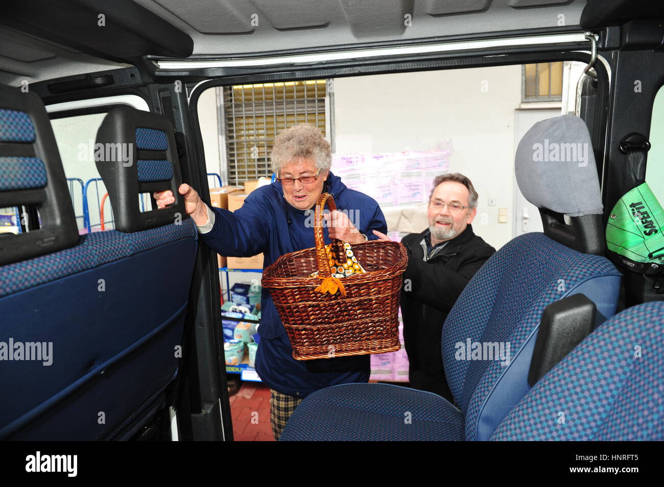 Worms, Deutschland - 23. Dezember 2012: Stadt Worms sponsert Shuttleservice, damit ältere Menschen einkaufen Stockfoto