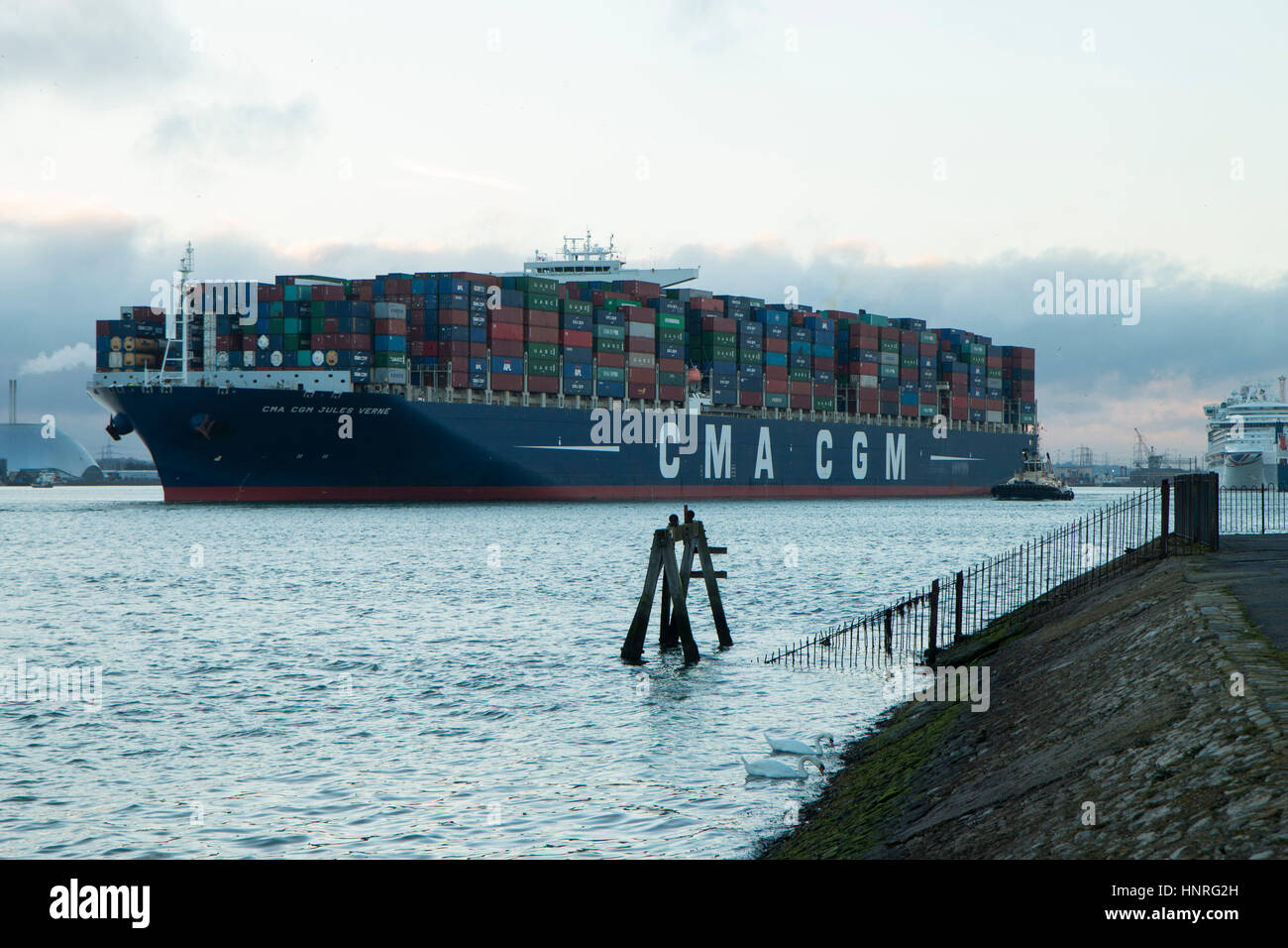 CMA CGM Containerschiff Jules Verne verlässt Southampton am 15. Februar 2017 Auf dem Weg nach Dünkirchen. Kreuzfahrtschiff Ventura in der Ferne. Stockfoto