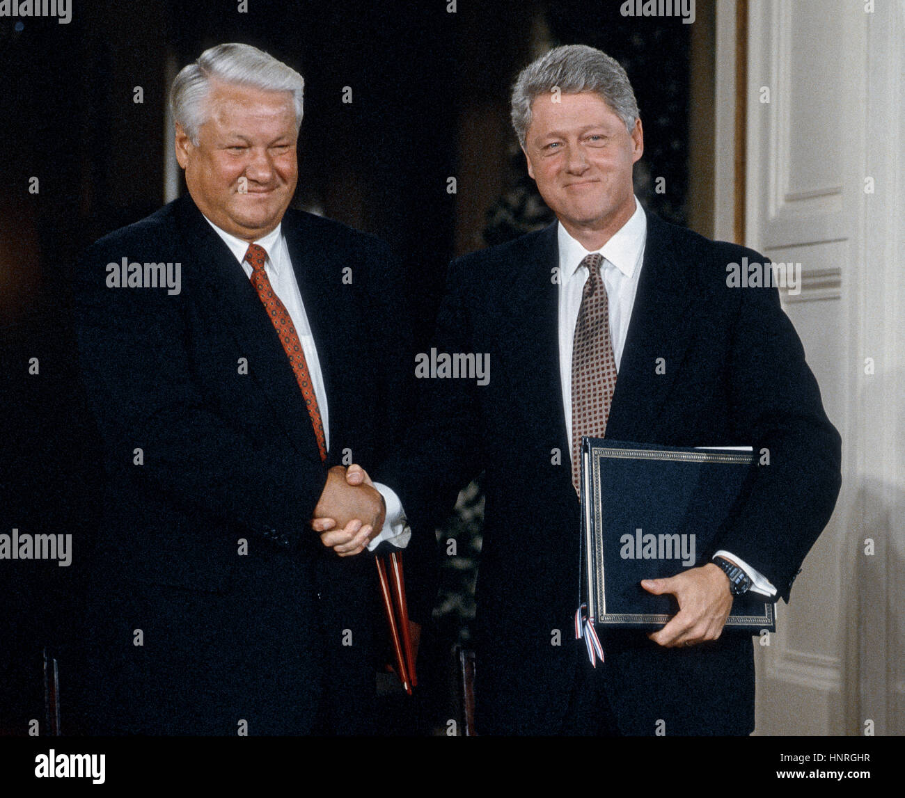 Der russische Präsident Boris Yeltsin und US-Präsident William Clinton Handschlag nach Unterzeichnung der Partnerschaft für wirtschaftlichen Fortschritt Kundenwechsel im East Room des weißen Hauses am 28. September 1994 vor dem halten einer gemeinsamen Pressekonferenz zum Abschluss der Jelzins Staatsbesuch in Washington DC. Foto: Mark Reinstein Stockfoto
