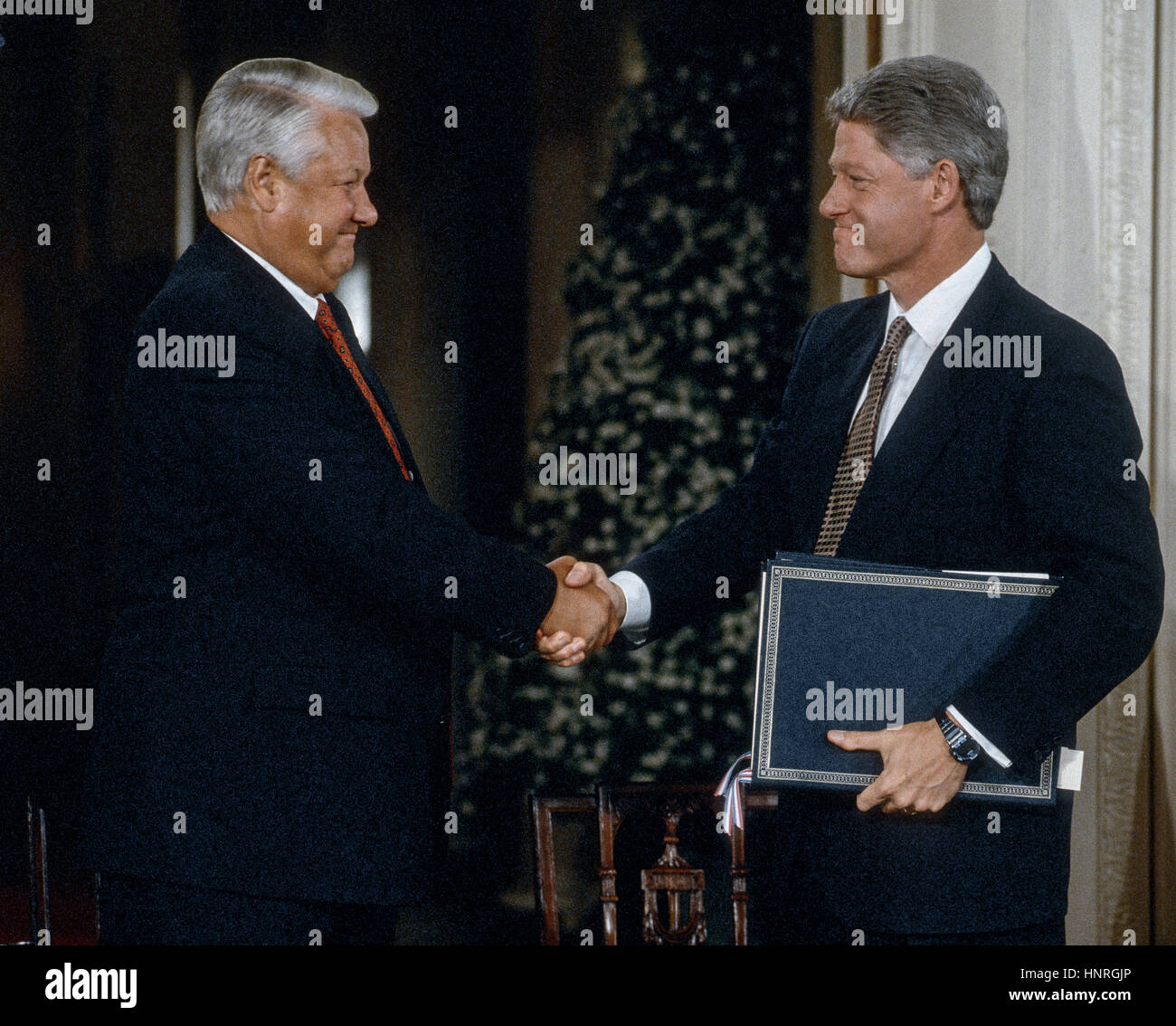 Der russische Präsident Boris Yeltsin und US-Präsident William Clinton Handschlag nach Unterzeichnung der Partnerschaft für wirtschaftlichen Fortschritt Kundenwechsel im East Room des weißen Hauses am 28. September 1994 vor dem halten einer gemeinsamen Pressekonferenz zum Abschluss der Jelzins Staatsbesuch in Washington DC. Foto: Mark Reinstein Stockfoto