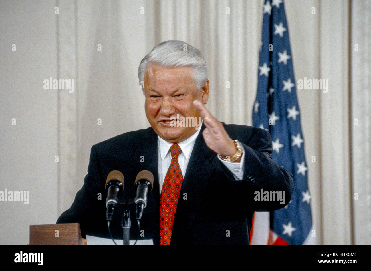 Der russische Präsident Boris Yeltsin nach Unterzeichnung der Partnerschaft für wirtschaftlichen Fortschritt Kundenwechsel im East Room des weißen Hauses am 28. September 1994 besuchen Plays auf Reporter Fragen während einer gemeinsamen Pressekonferenz mit Präsident William Clinton zum Abschluss der Jelzins Zustand nach Washington DC. Foto: Mark Reinstein Stockfoto