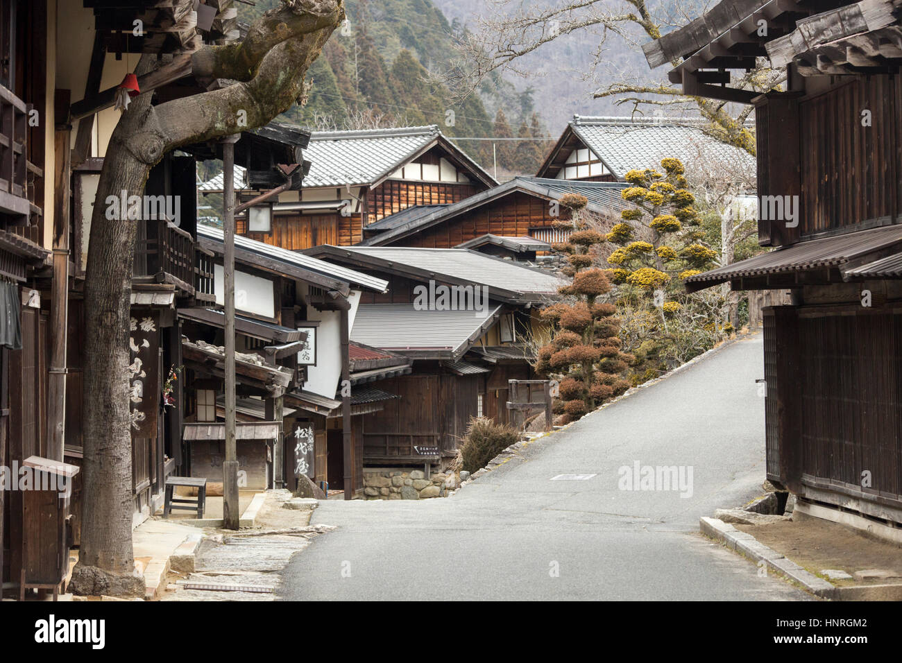 Japan. Tsumango-Juku (Tsumango). Straßenszene in der erhaltenen Post Stadt mit traditionellen japanischen Gebäuden Stockfoto