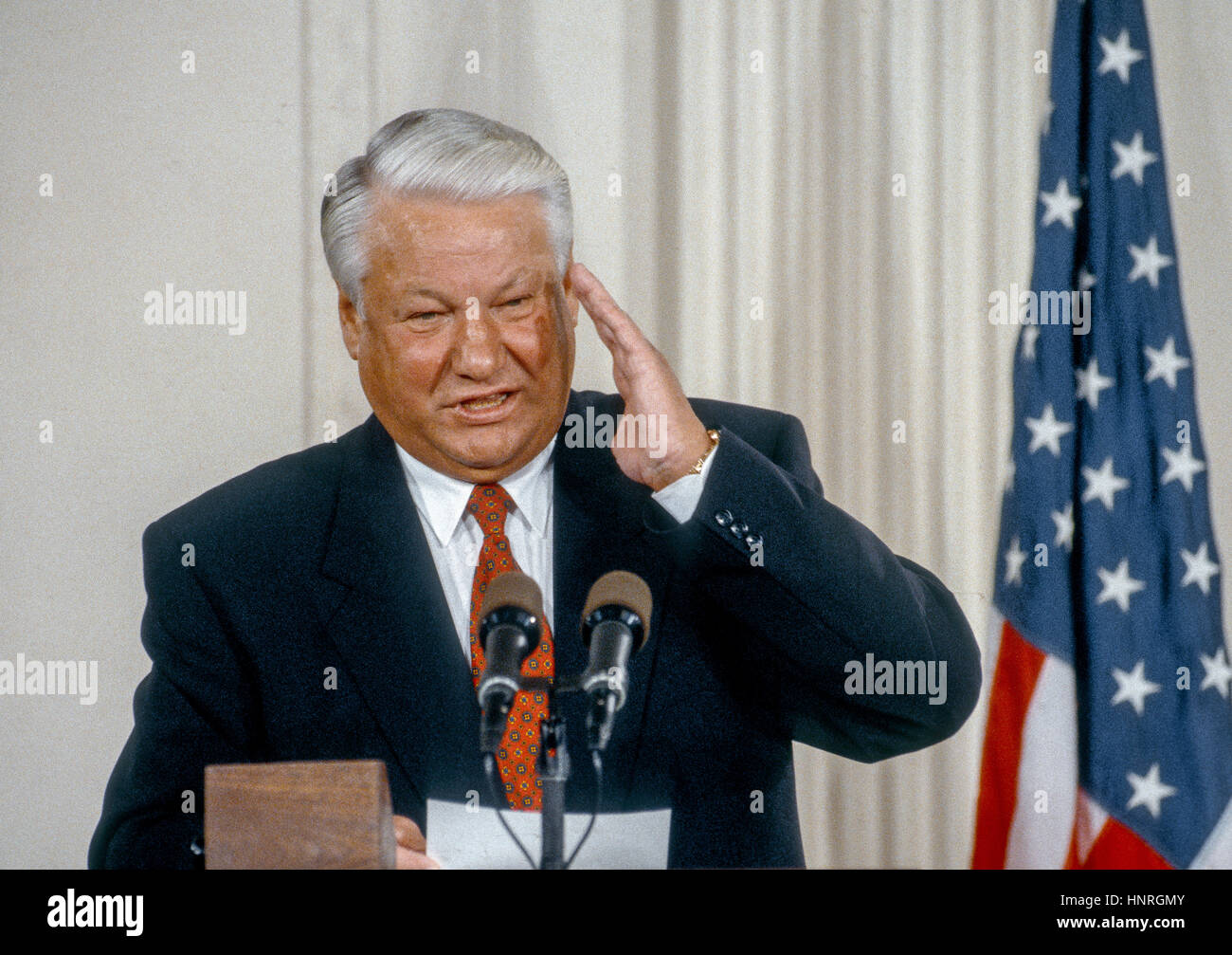 Der russische Präsident Boris Yeltsin nach Unterzeichnung der Partnerschaft für wirtschaftlichen Fortschritt Kundenwechsel im East Room des weißen Hauses am 28. September 1994 besuchen Plays auf Reporter Fragen während einer gemeinsamen Pressekonferenz mit Präsident William Clinton zum Abschluss der Jelzins Zustand nach Washington DC. Foto: Mark Reinstein Stockfoto