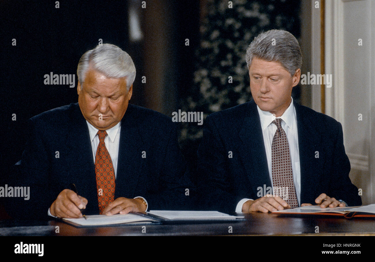 Der russische Präsident Boris Yeltsin und US-Präsident William Clinton Zeichen die Partnerschaft für den wirtschaftlichen Fortschritt Kundenwechsel im East Room des weißen Hauses am 28. September 1994 vor eine gemeinsame Pressekonferenz zum Abschluss der Jelzins Zustand halten Besuch in Washington DC. Foto: Mark Reinstein Stockfoto
