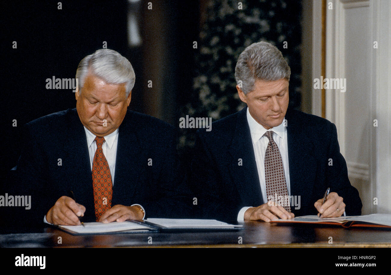 Der russische Präsident Boris Yeltsin und US-Präsident William Clinton Zeichen die Partnerschaft für den wirtschaftlichen Fortschritt Kundenwechsel im East Room des weißen Hauses am 28. September 1994 vor eine gemeinsame Pressekonferenz zum Abschluss der Jelzins Zustand halten Besuch in Washington DC. Foto: Mark Reinstein Stockfoto