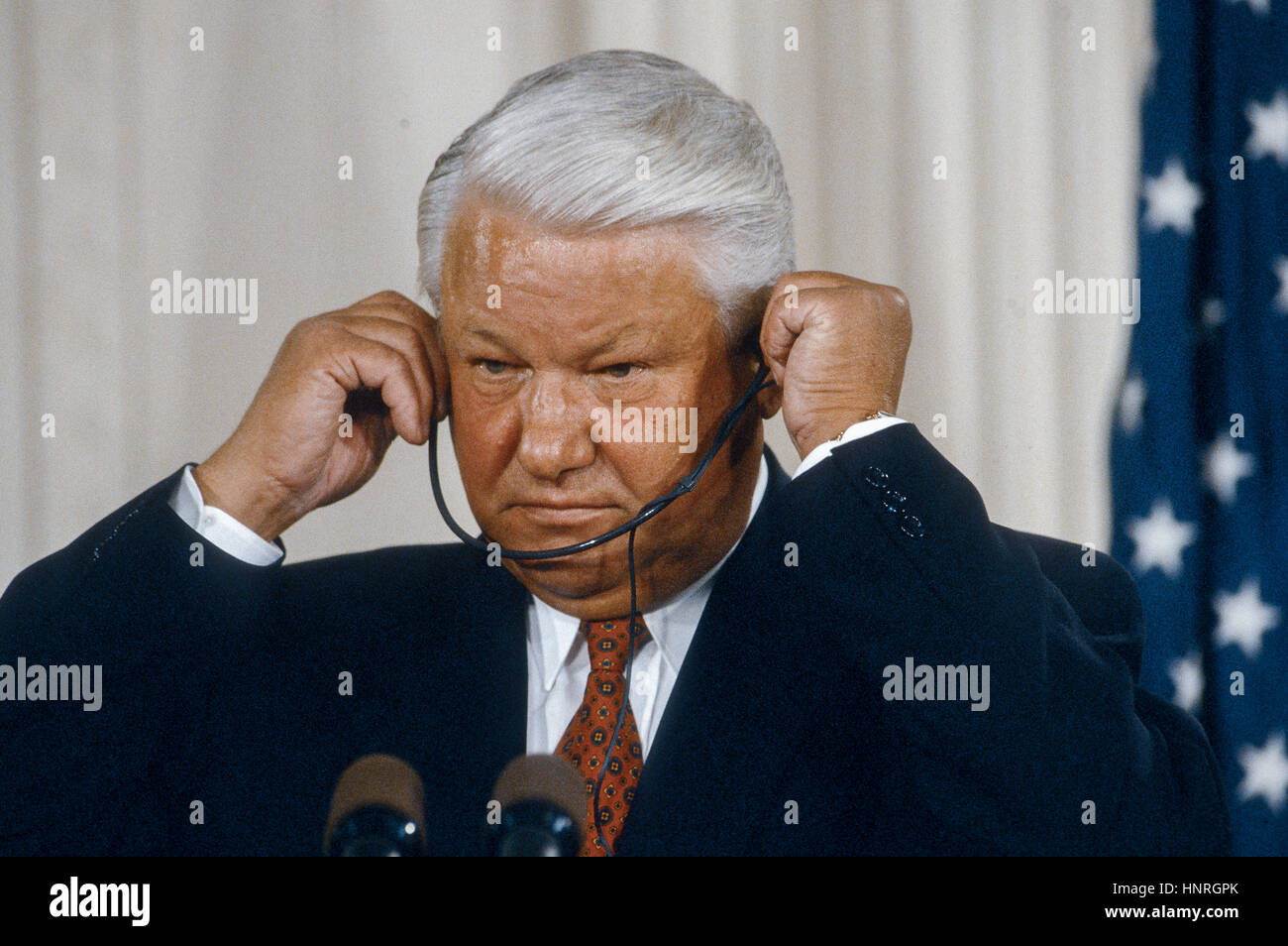 Der russische Präsident Boris Yeltsin nach Unterzeichnung der Partnerschaft für wirtschaftlichen Fortschritt Kundenwechsel im East Room des weißen Hauses am 28. September 1994 besuchen Plays auf Reporter Fragen während einer gemeinsamen Pressekonferenz mit Präsident William Clinton zum Abschluss der Jelzins Zustand nach Washington DC. Foto: Mark Reinstein Stockfoto