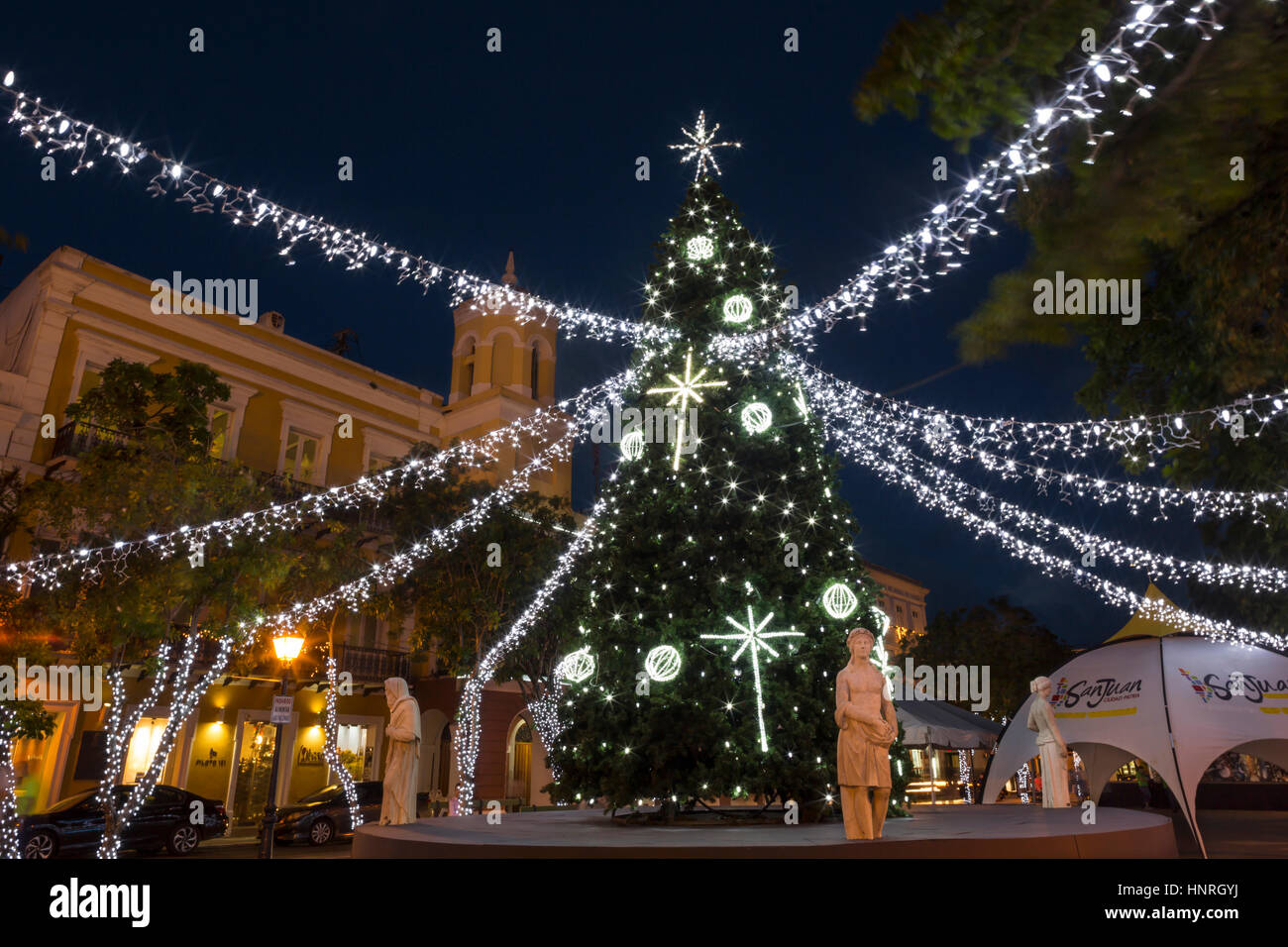 CHRISTMAS TREE DEKORATIONEN ALCALDIA CITY HALL PLAZA DE ARMAS ALTSTADT SAN JUAN PUERTO RICO Stockfoto