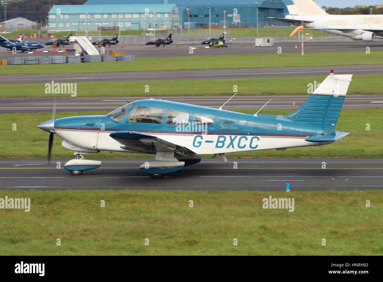 G-BXCC, eine Piper PA-28-201T Turbo Dakota von Greer Aviation am Flughafen Prestwick in Ayrshire, Schottland betrieben. Stockfoto