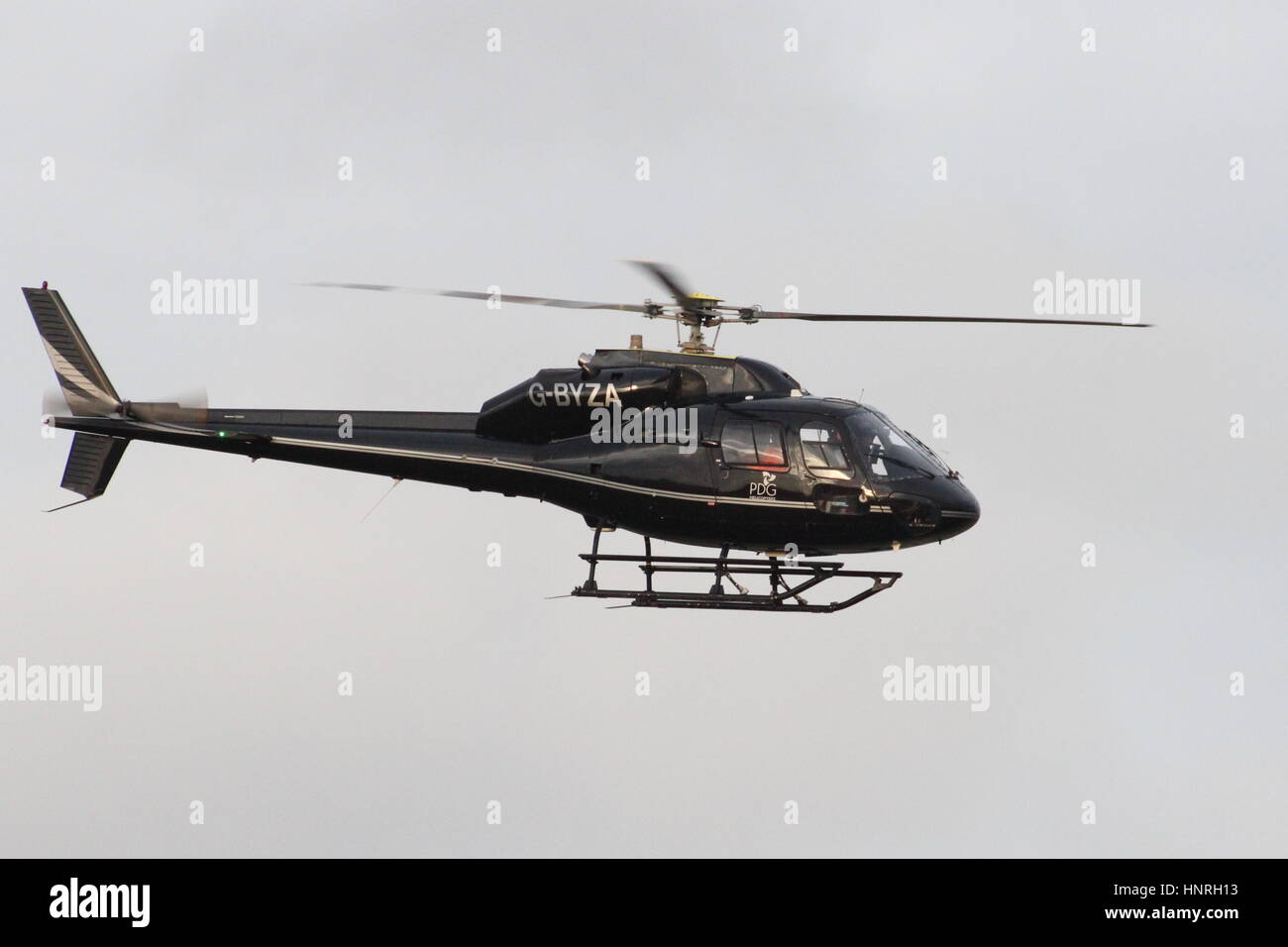 G-BYZA, eine AS.355F2 von Eurocopter Ecureuil 2 von PDG Hubschrauber am Flughafen Prestwick, Ayrshire, Schottland betrieben. Stockfoto