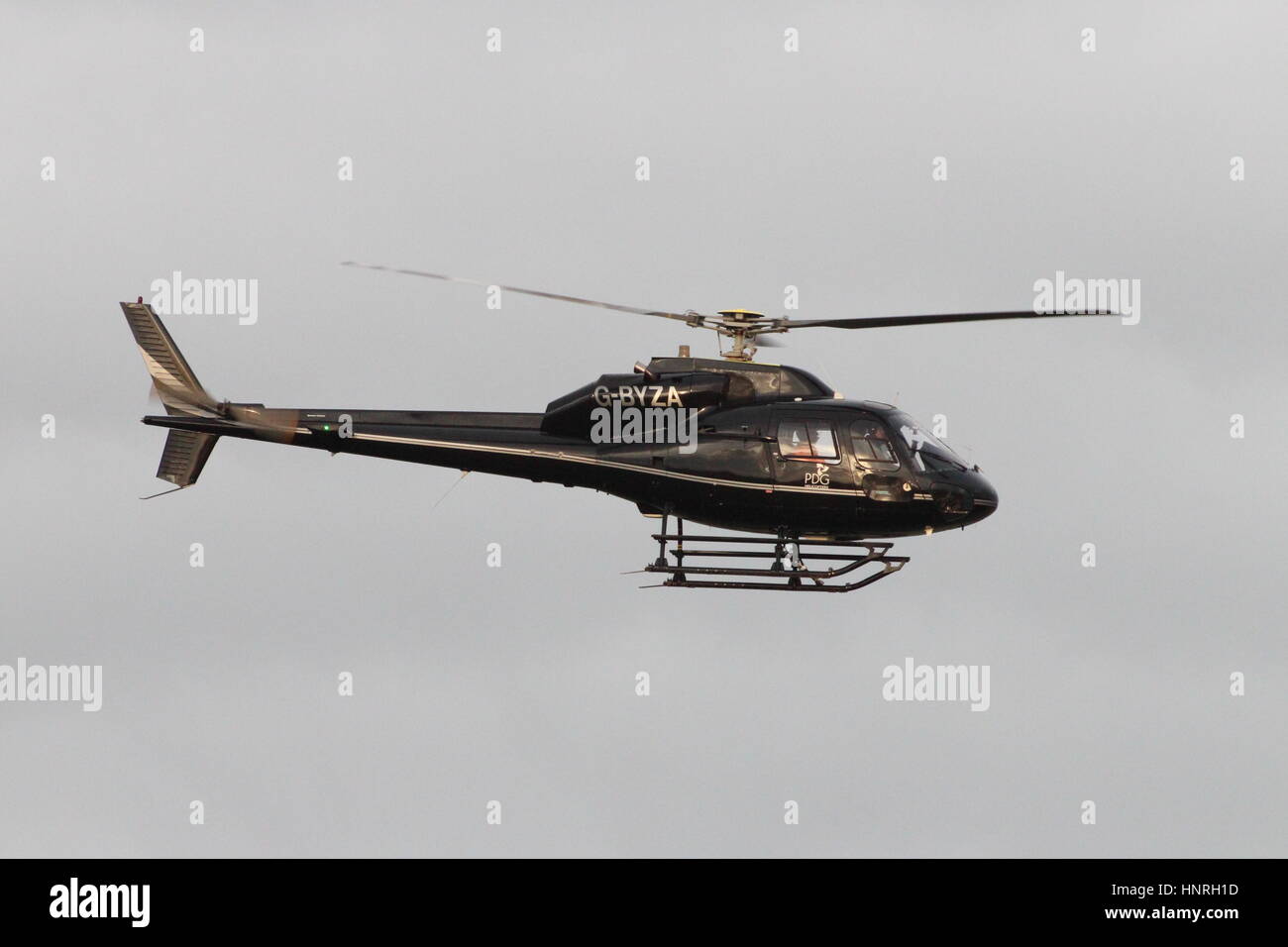 G-BYZA, eine AS.355F2 von Eurocopter Ecureuil 2 von PDG Hubschrauber am Flughafen Prestwick, Ayrshire, Schottland betrieben. Stockfoto