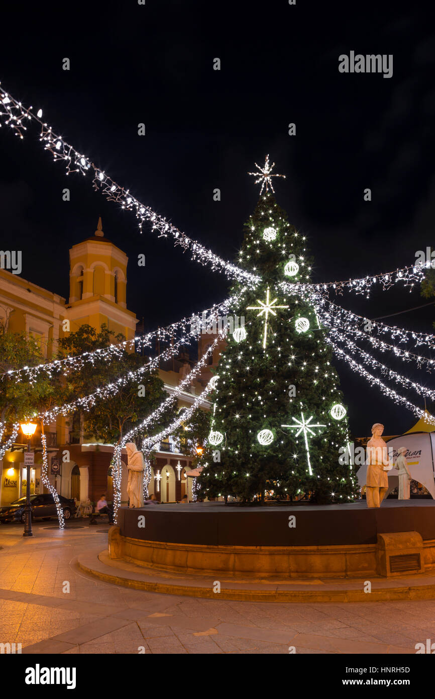 CHRISTMAS TREE DEKORATIONEN ALCALDIA CITY HALL PLAZA DE ARMAS ALTSTADT SAN JUAN PUERTO RICO Stockfoto