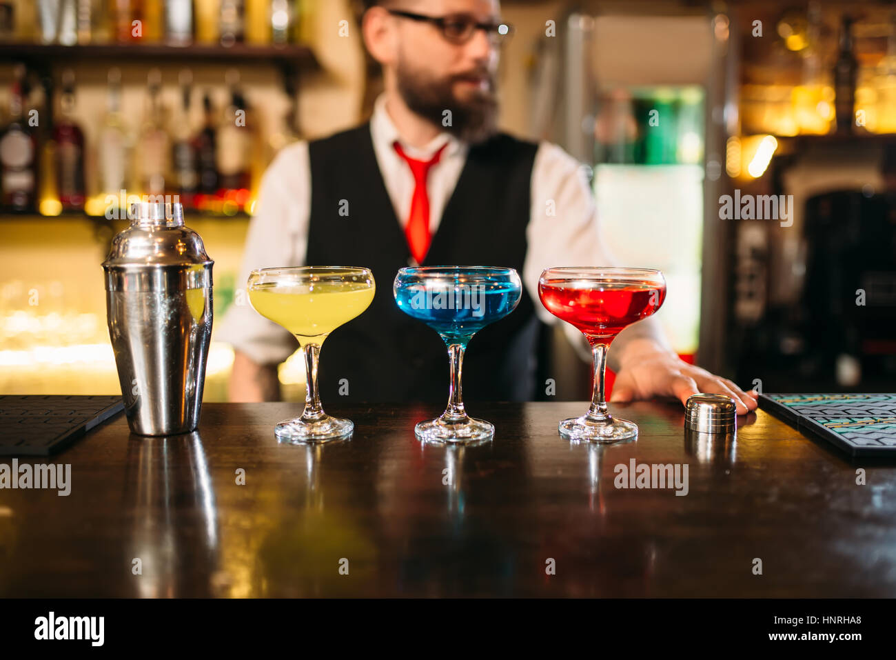 Barkeeper hinter bar-Tresen Show Alkohol Cocktails im restaurant Stockfoto