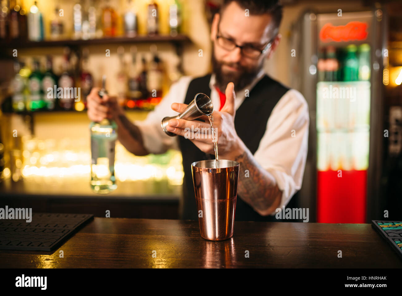 Barkeeper Gießen alkoholische Getränke in Metall Glas im restaurant Stockfoto