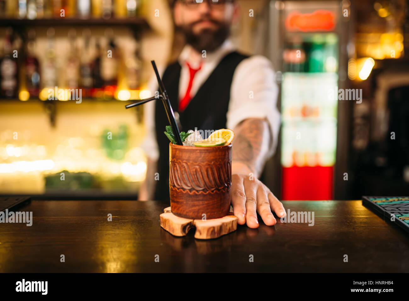 Barkeeper zeigt attraktive alkoholischen cocktail. Gut aussehend Alkohol Getränkezubereitung Stockfoto