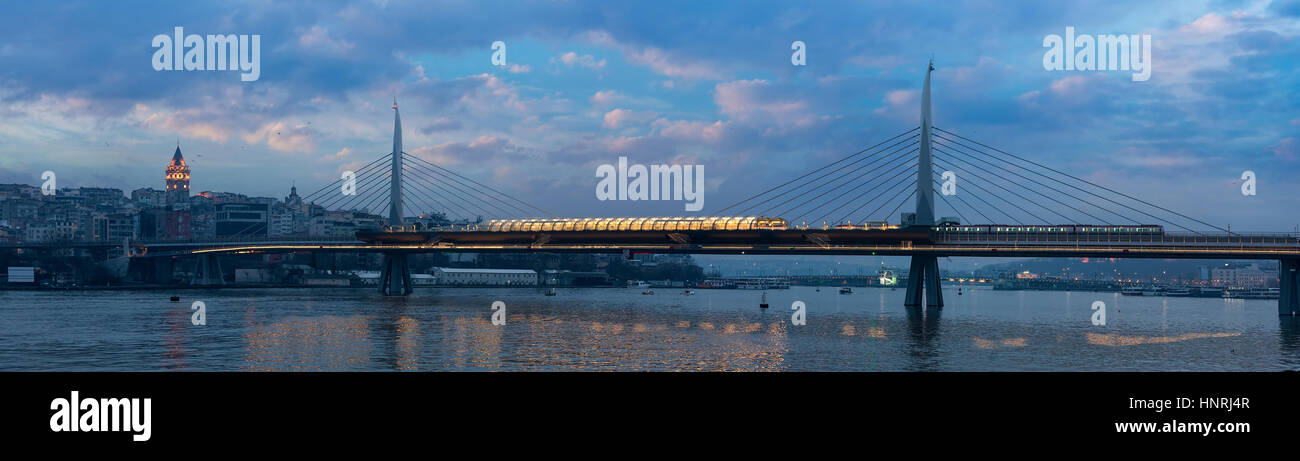 ISTANBUL Türkei - 5. November 2015: Halic u-Bahn Brücke Stockfoto
