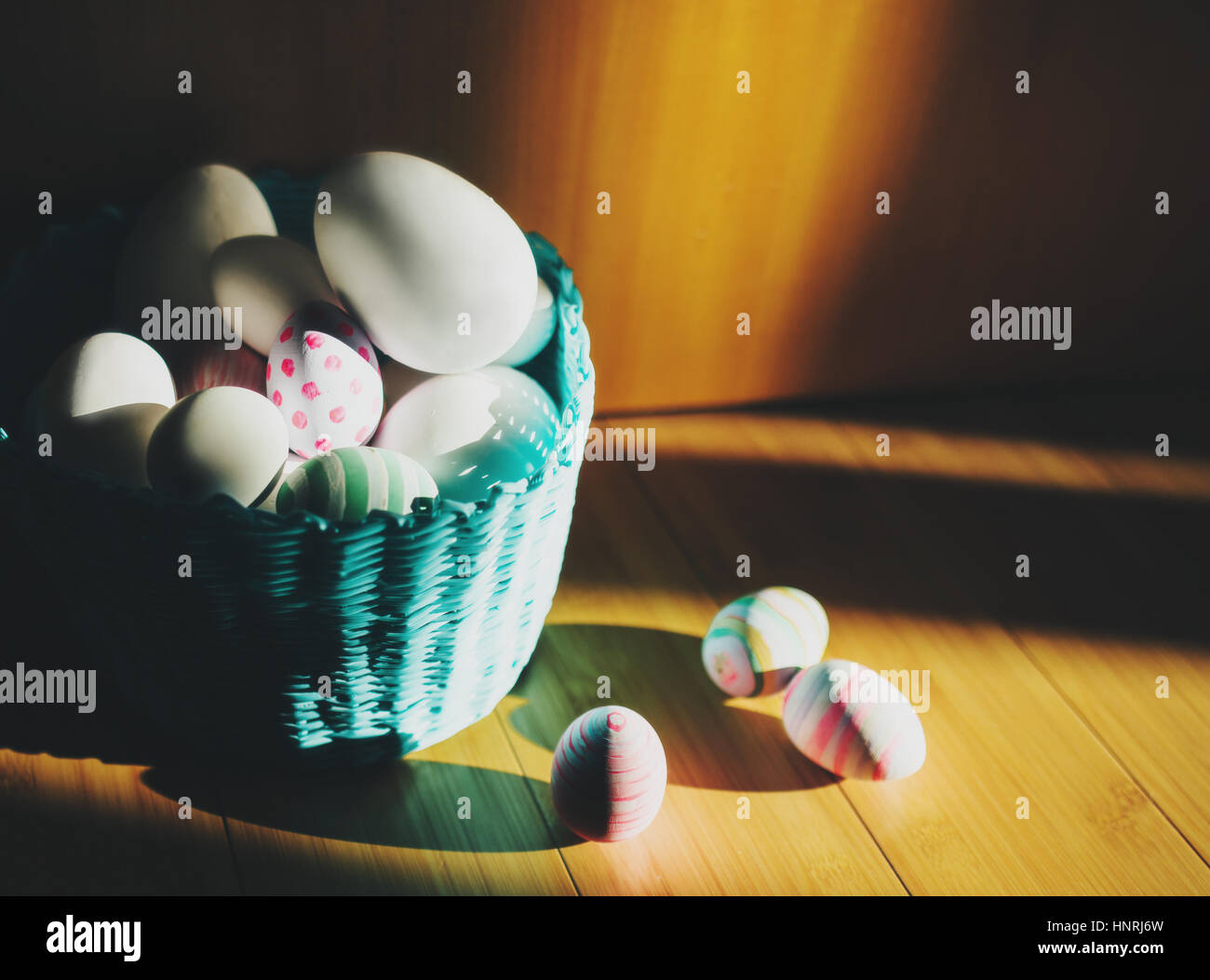 Osterkorb mit Eiern auf einem Holzfußboden Stockfoto
