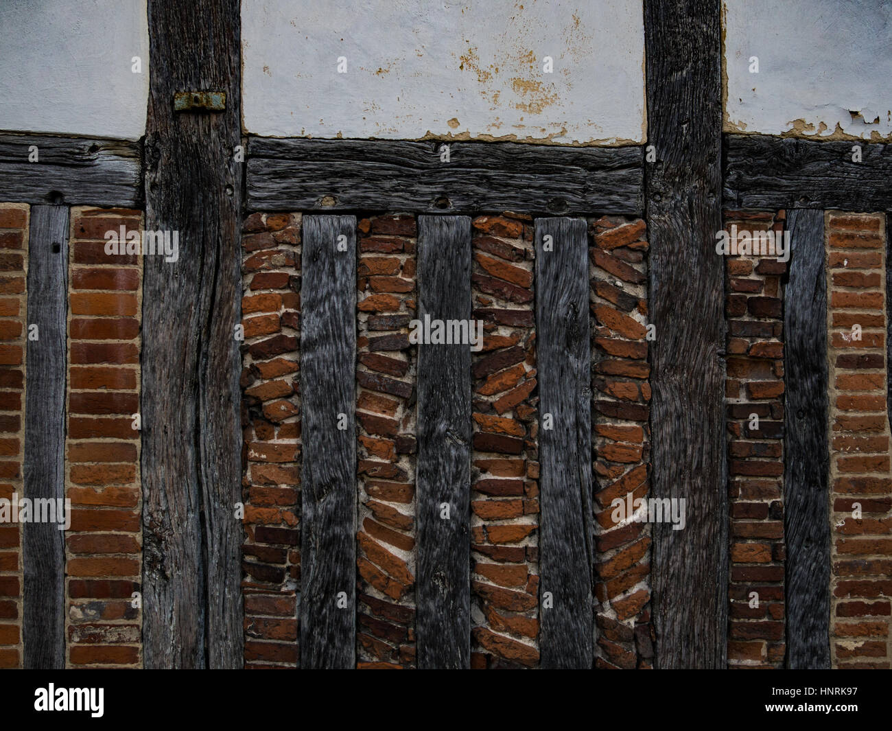 Alte Mauer in Winchester, England. Ziegel mit hölzernen Unterkonstruktion. Stockfoto