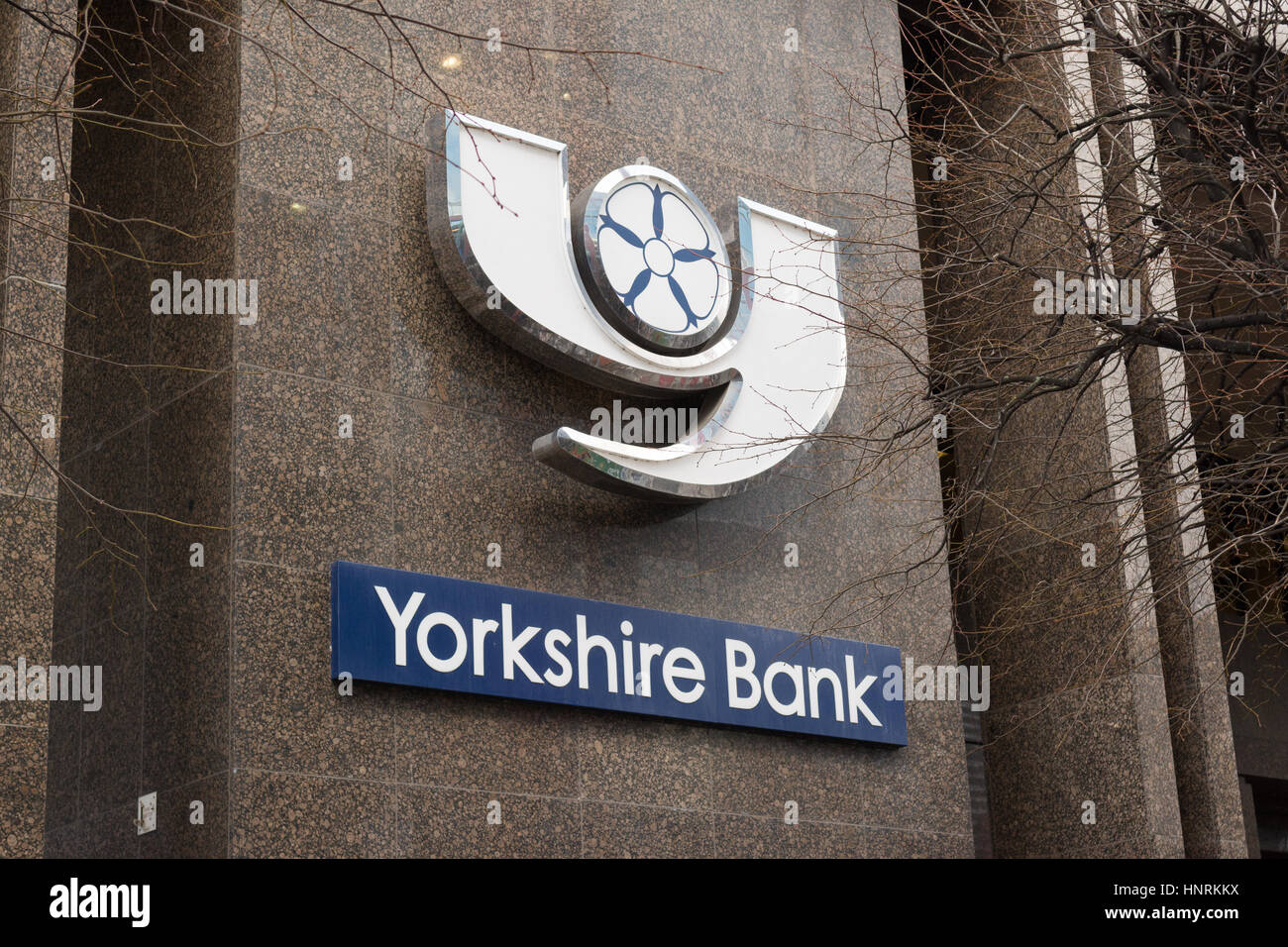 Yorkshire Bank Logo an der Wand des Yorkshire Bank Head Office building, Leeds, Yorkshire, England Stockfoto
