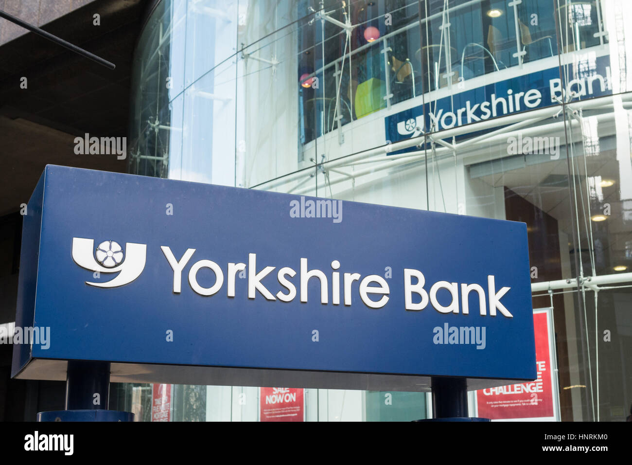 Yorkshire Bank Logo an der Wand des Yorkshire Bank Head Office building, Merrion Weg, Leeds, Yorkshire, England Stockfoto