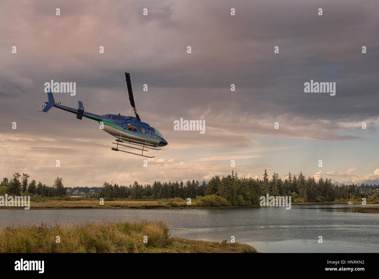 Wasserflugzeug Abfahrt über einen Fluss bei Sonnenuntergang Stockfoto