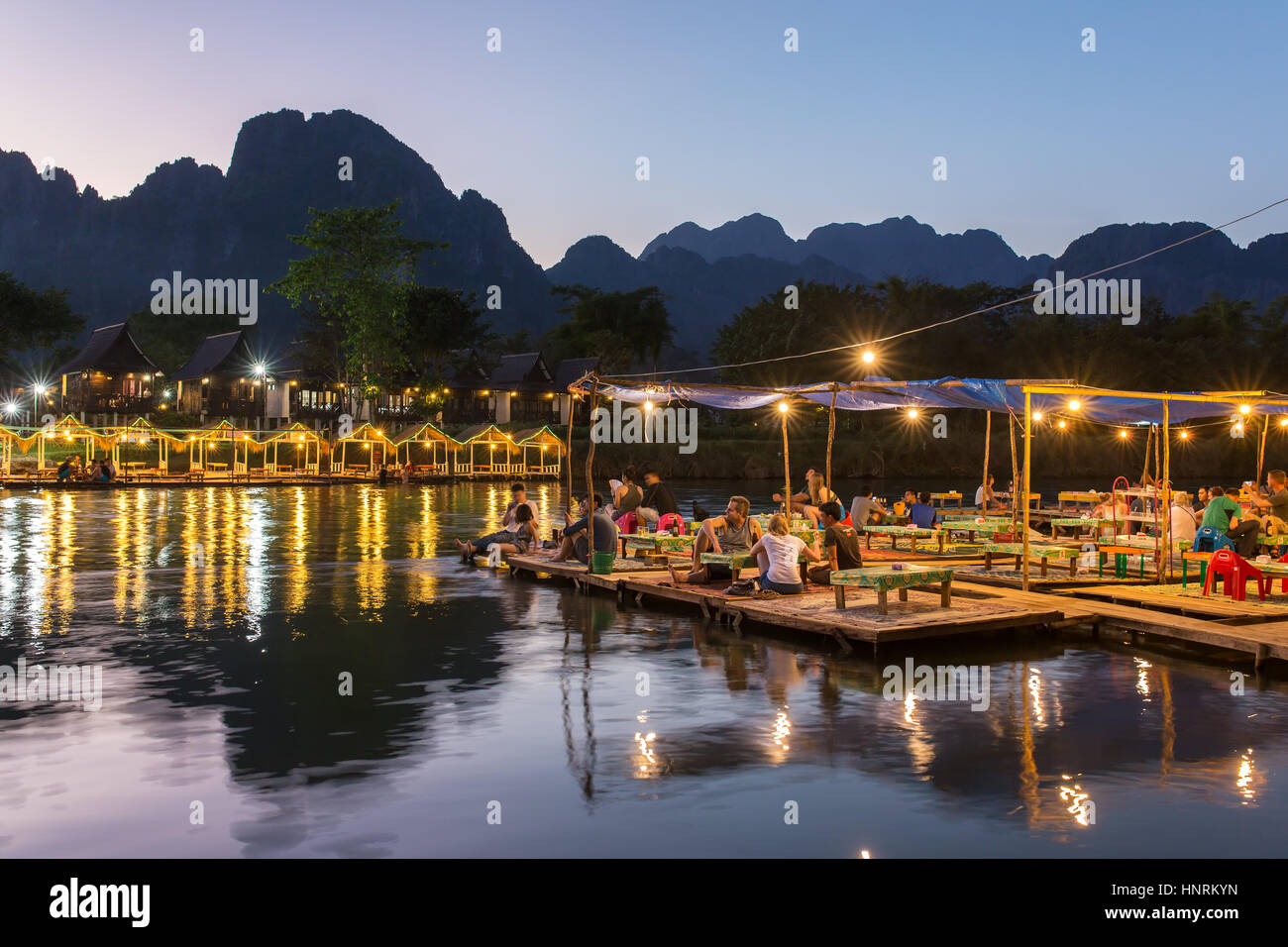 Vang Vieng, Laos - 19. Januar 2017: Restaurant am Flussufer während des Sonnenuntergangs in Vang Vieng, Laos Stockfoto