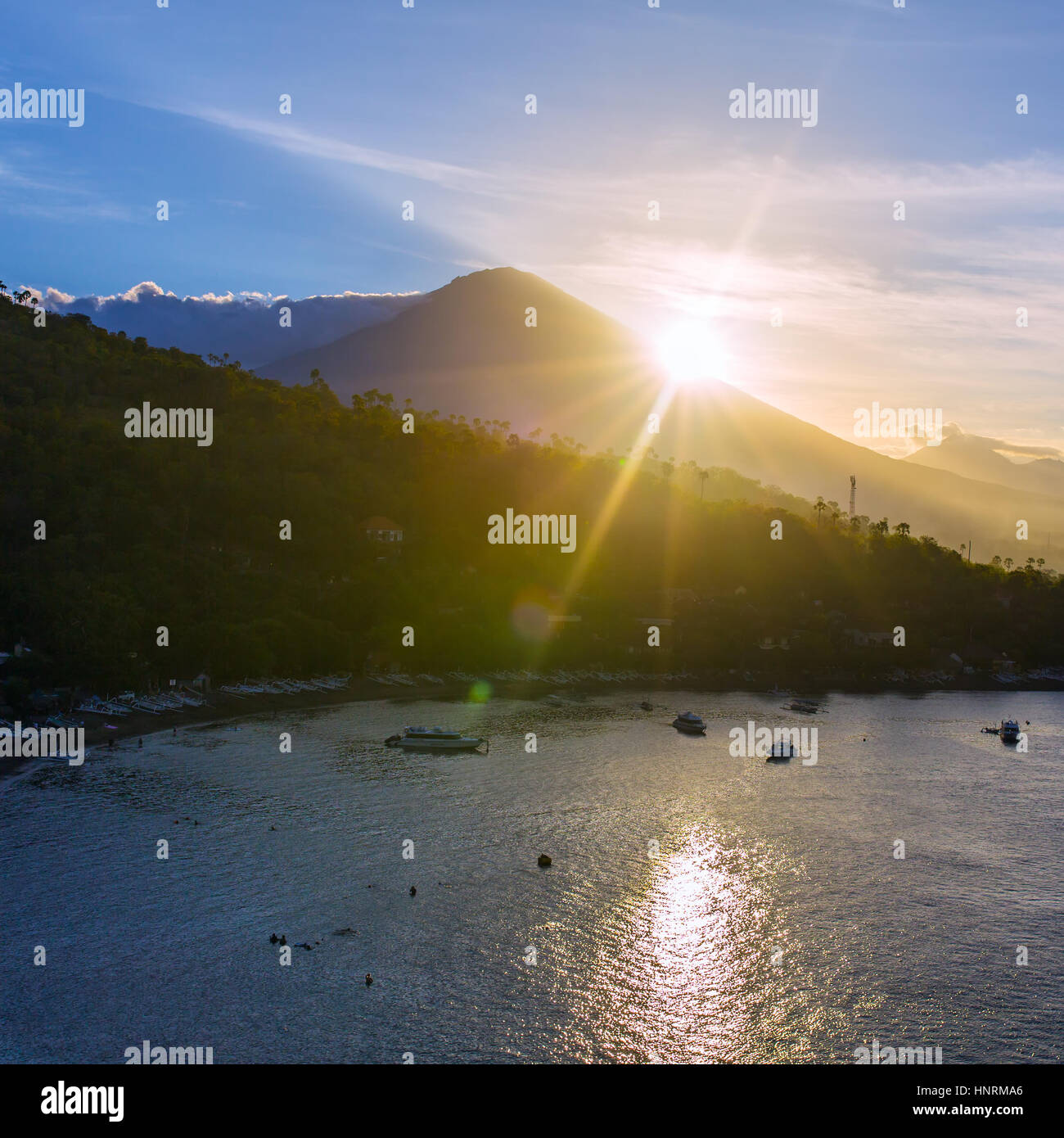 Jemeluk Strand und schönen blauen Lagune mit Gunung Agung Vulkan im Hintergrund. Amed Dorf, östlich von Bali, Indonesien. Stockfoto