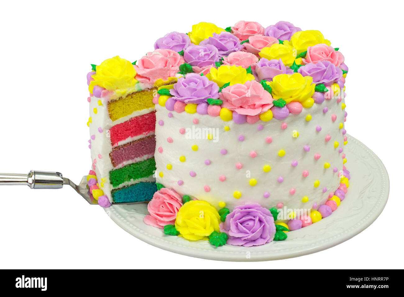 Pastell Rainbow gelb, rosa, lila, butter Creme Zuckerguss handgemachte Rosen auf einem runden Kuchen mit Punkten von Buttercreme Zuckerguss Grenze. In Scheiben geschnitten, mit Regen Stockfoto