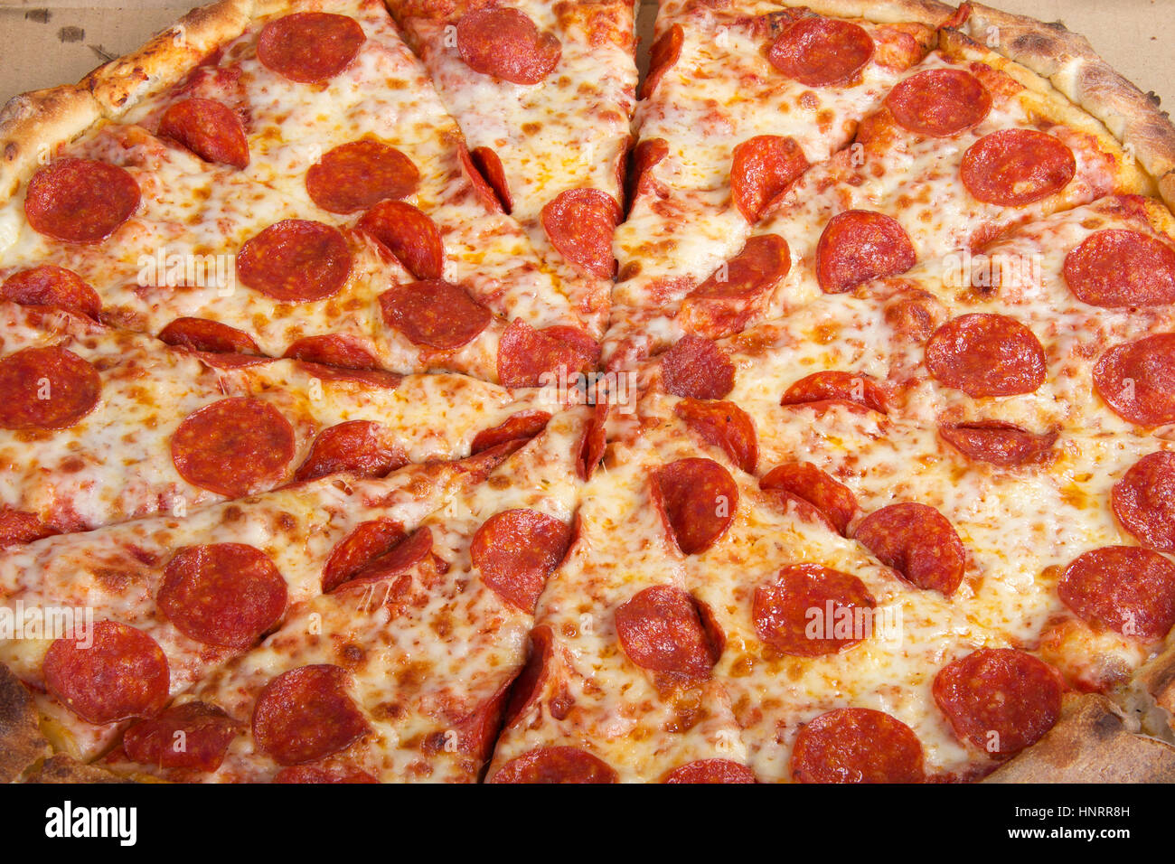 Peperoni-Pizza in einem Karton, Lieferung Stockfoto