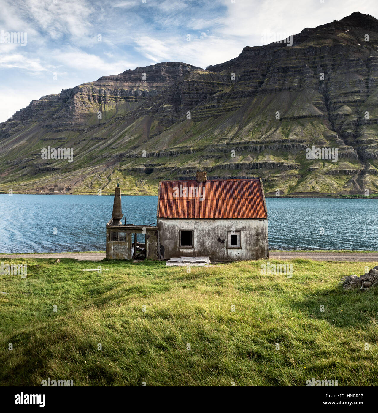 Verlassene Fjordland Haus mit ein leuchtend rotes Dach in Seydisfjordur, Ost-Island Stockfoto