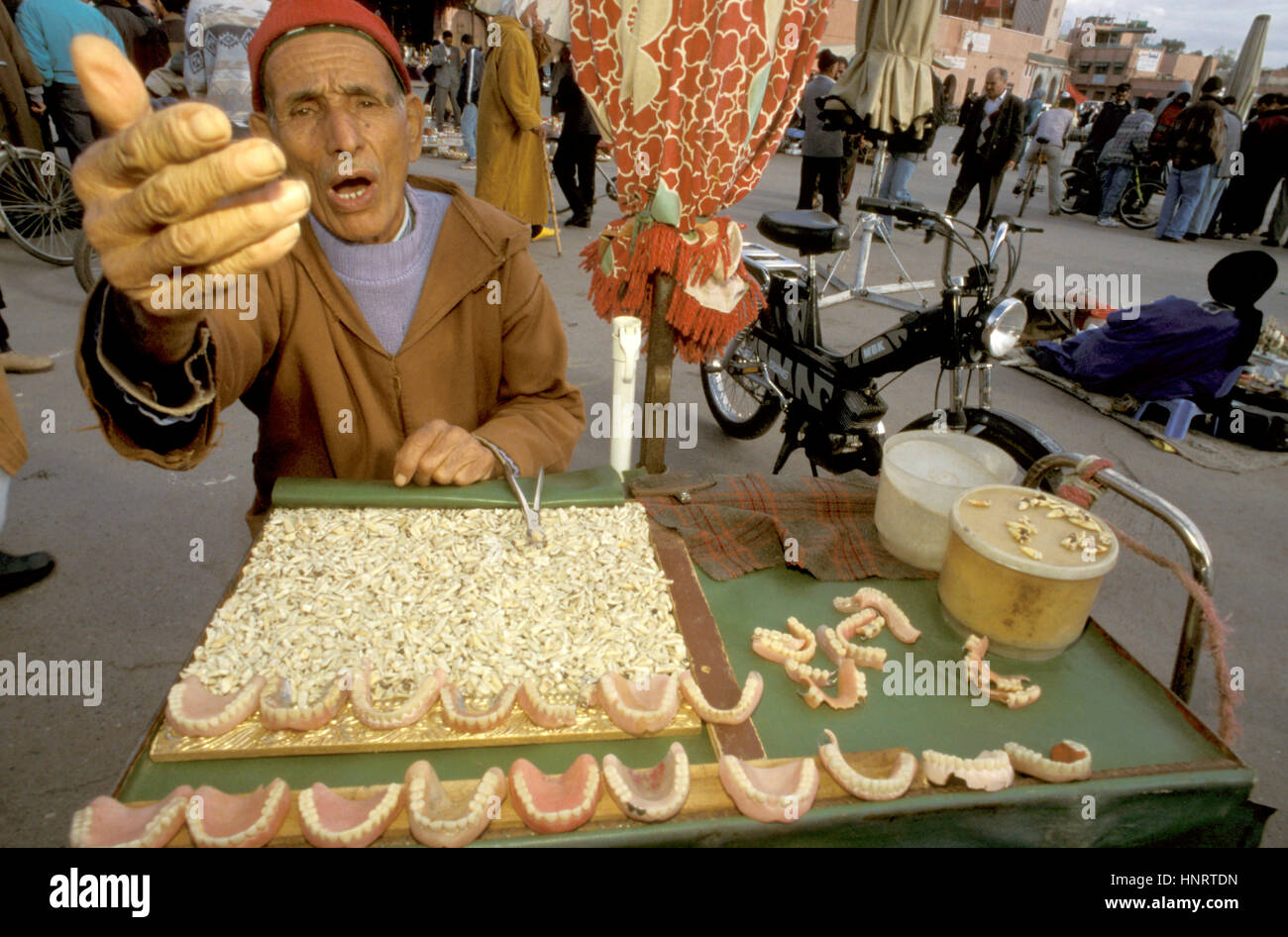Zahnarzt-Stall mit Zähnen, Platten und falsche Zähne, Djemma el Fna Platz Marrakesch Marokko Afrika Stockfoto