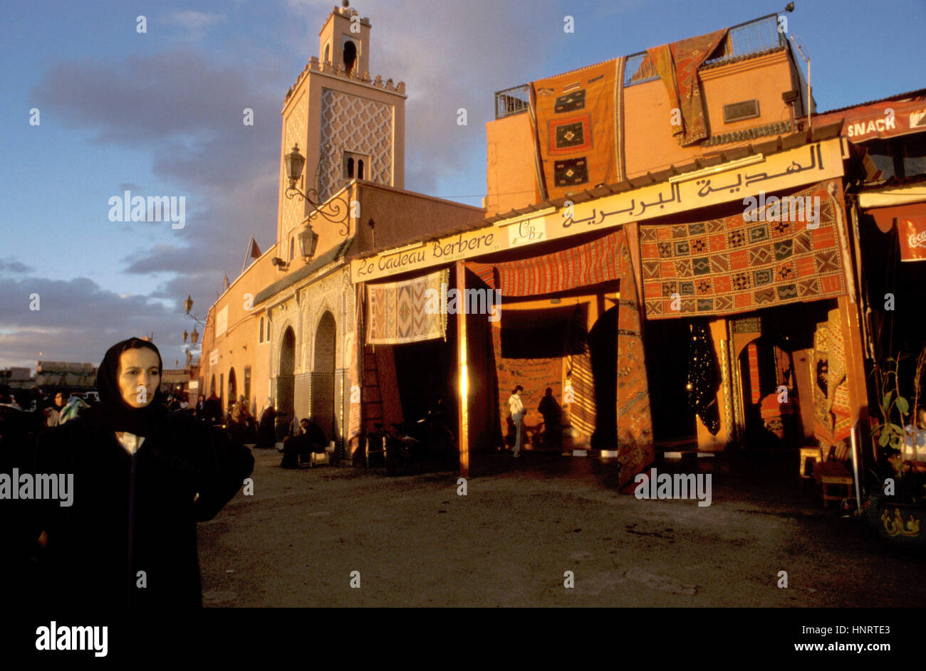 Cafés und Restaurants am Ort Djemaa el Fna in Marrakesch, Marokko Stockfoto