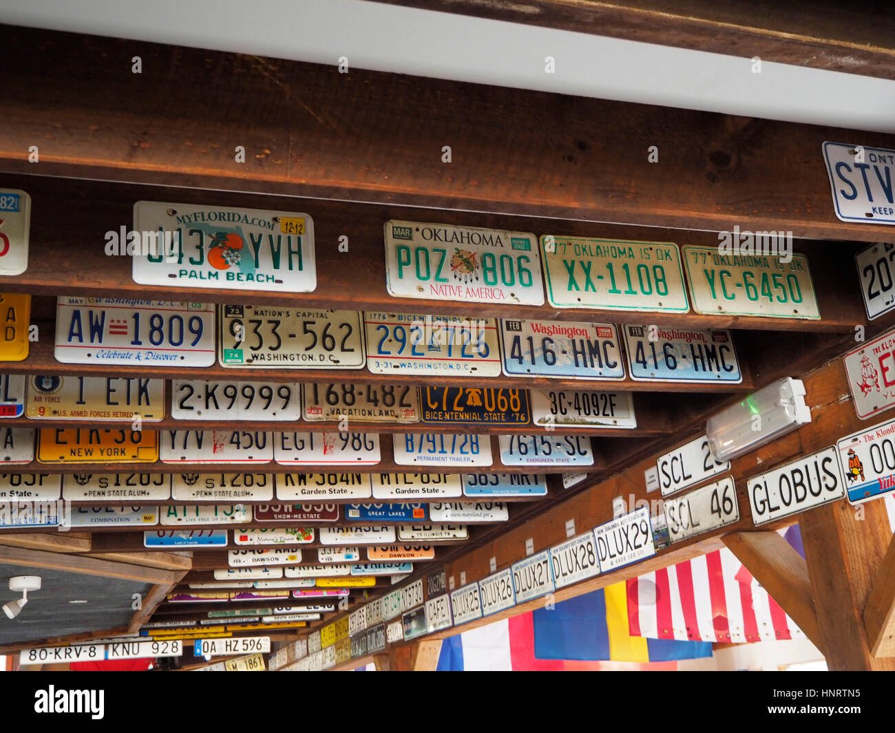 Auto-Kennzeichen an der Decke des The Makarora Country Cafe in Neuseeland Stockfoto