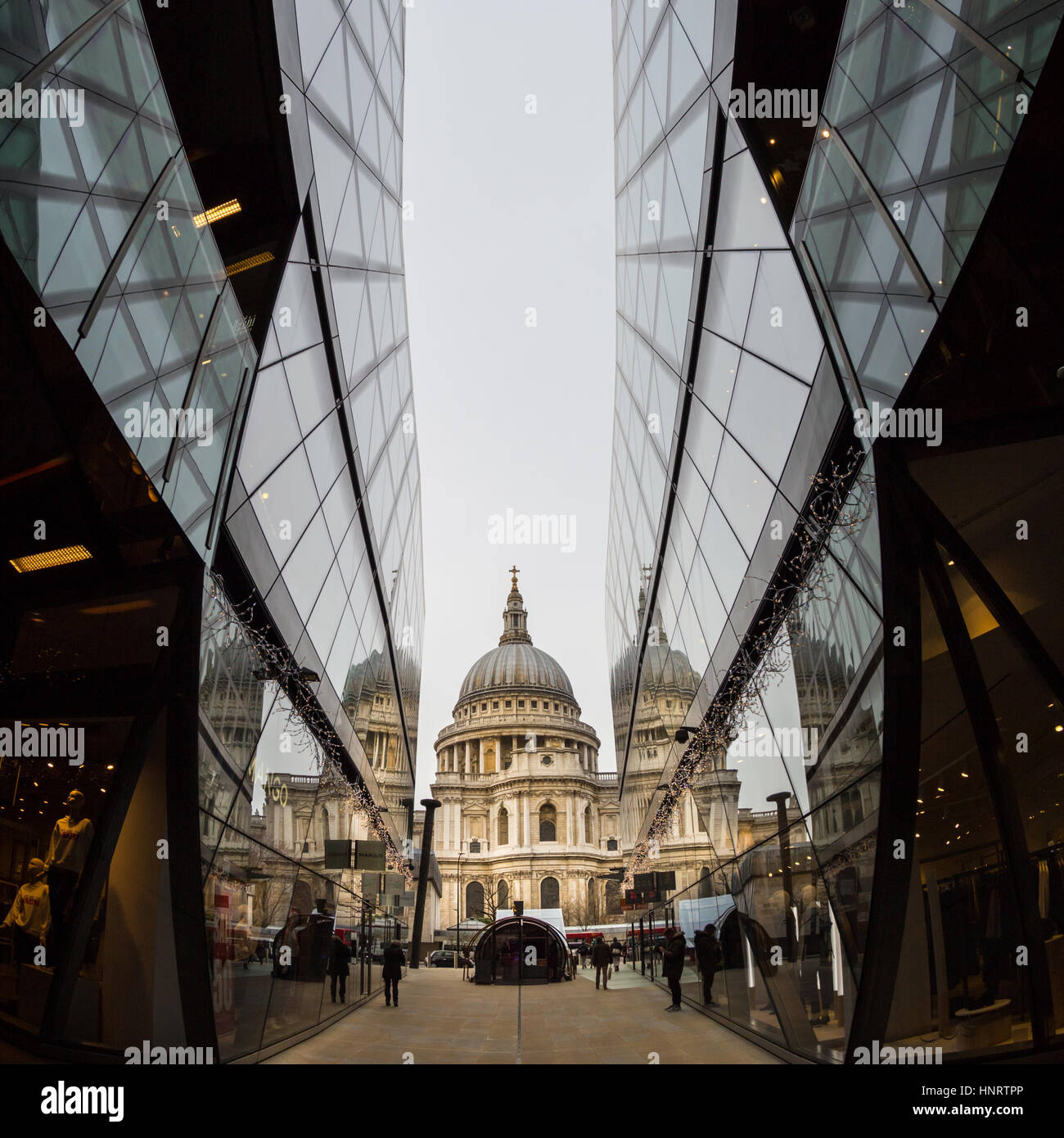 St Pauls Cathedral Ansicht und Reflexionen gesehen von One New Change, London, UK Stockfoto