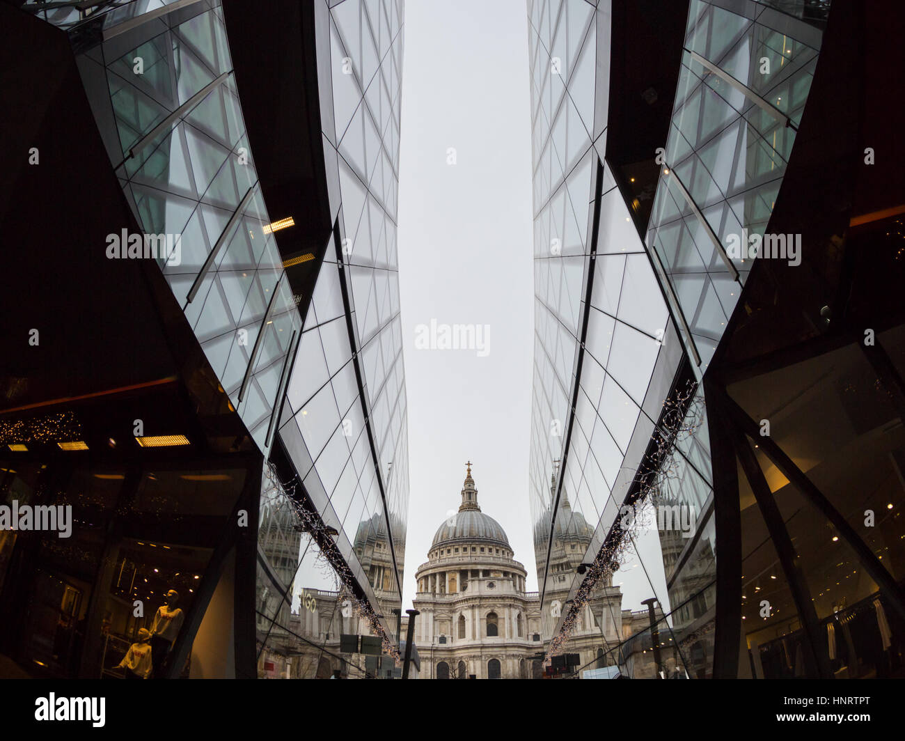 St Pauls Cathedral Ansicht und Reflexionen gesehen von One New Change, London, UK Stockfoto