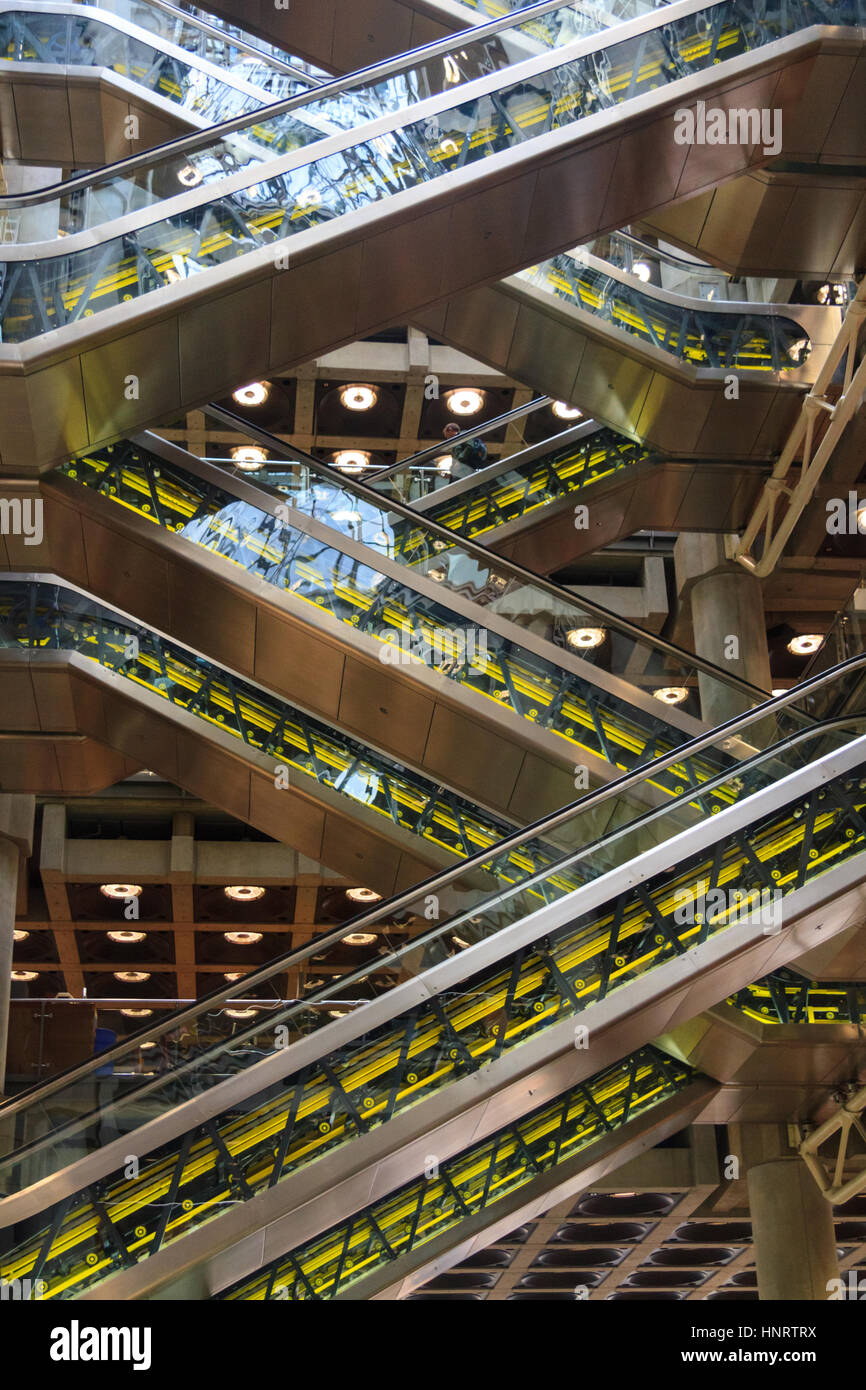 Die exponierten Stahl Rolltreppen im Zentrum Atrium des Lloyds Building, London, UK Stockfoto